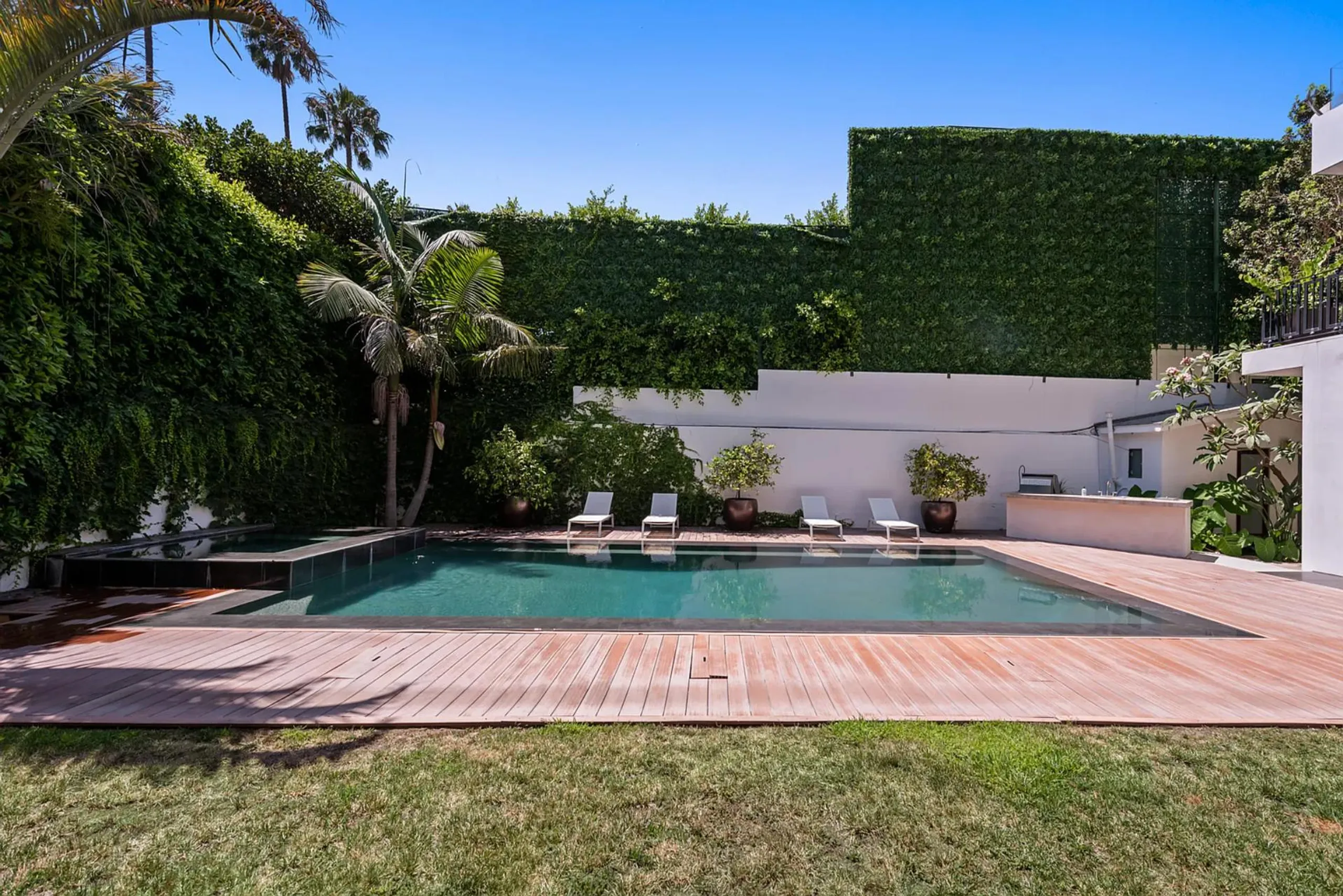 Stunning West Hollywood Royale Estate With Private Pool — photograph 12