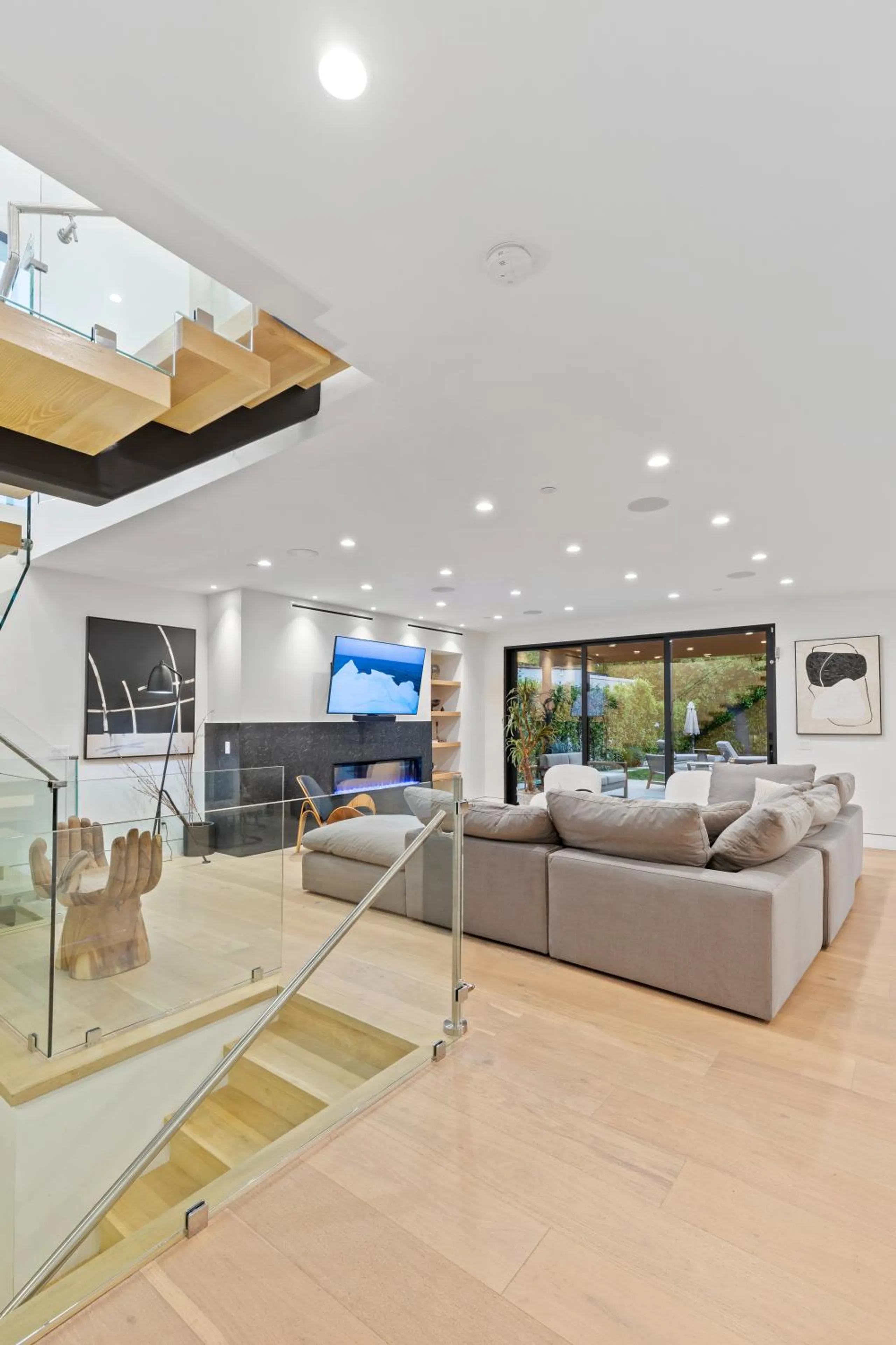 Exquisite Hollywood Villa with Invigorating Pool and Fitness Room — photograph 12