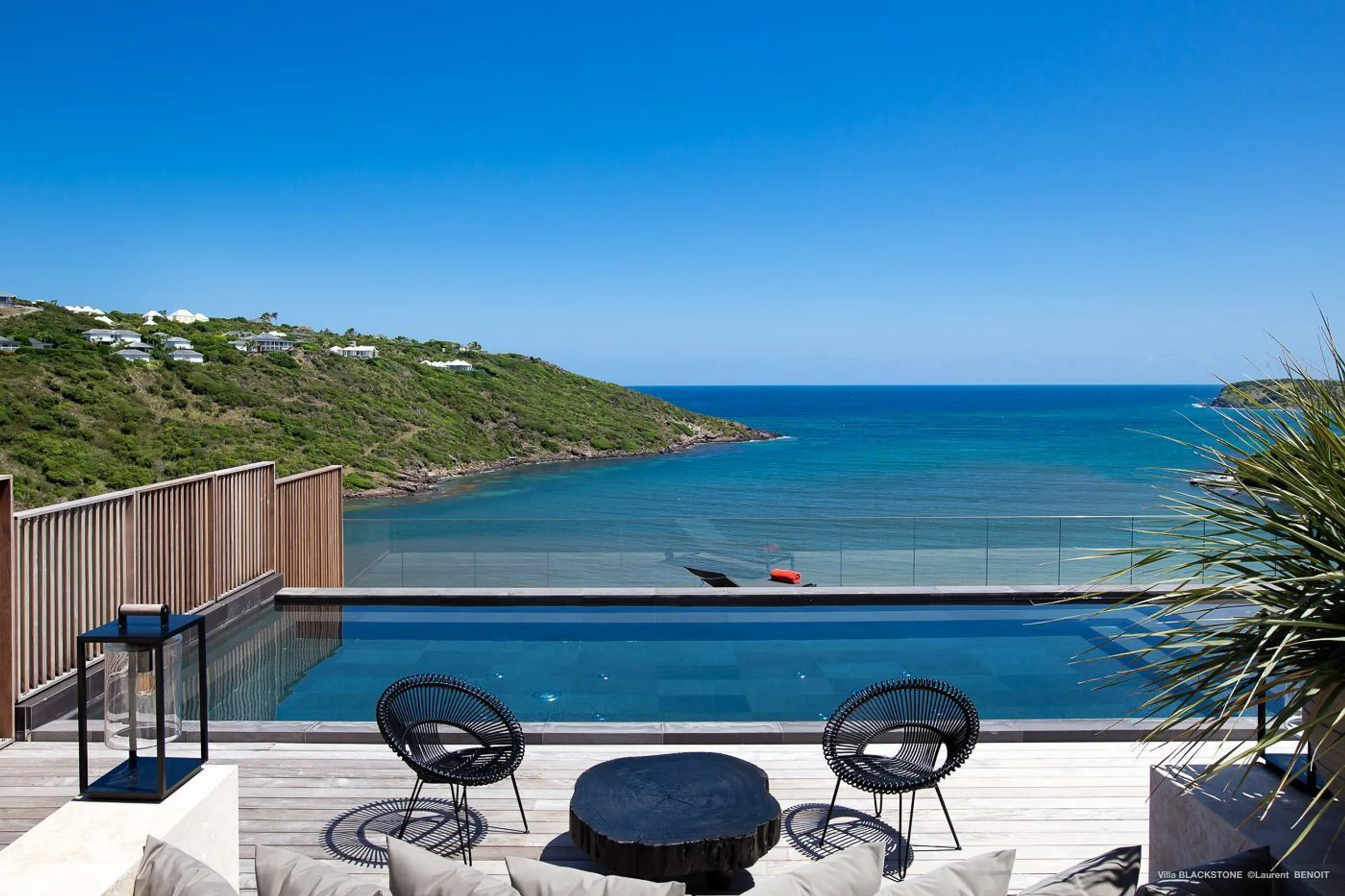 Magnificent Marigot Luxury Estate with Private Pool and Ocean View Dining — photograph 2