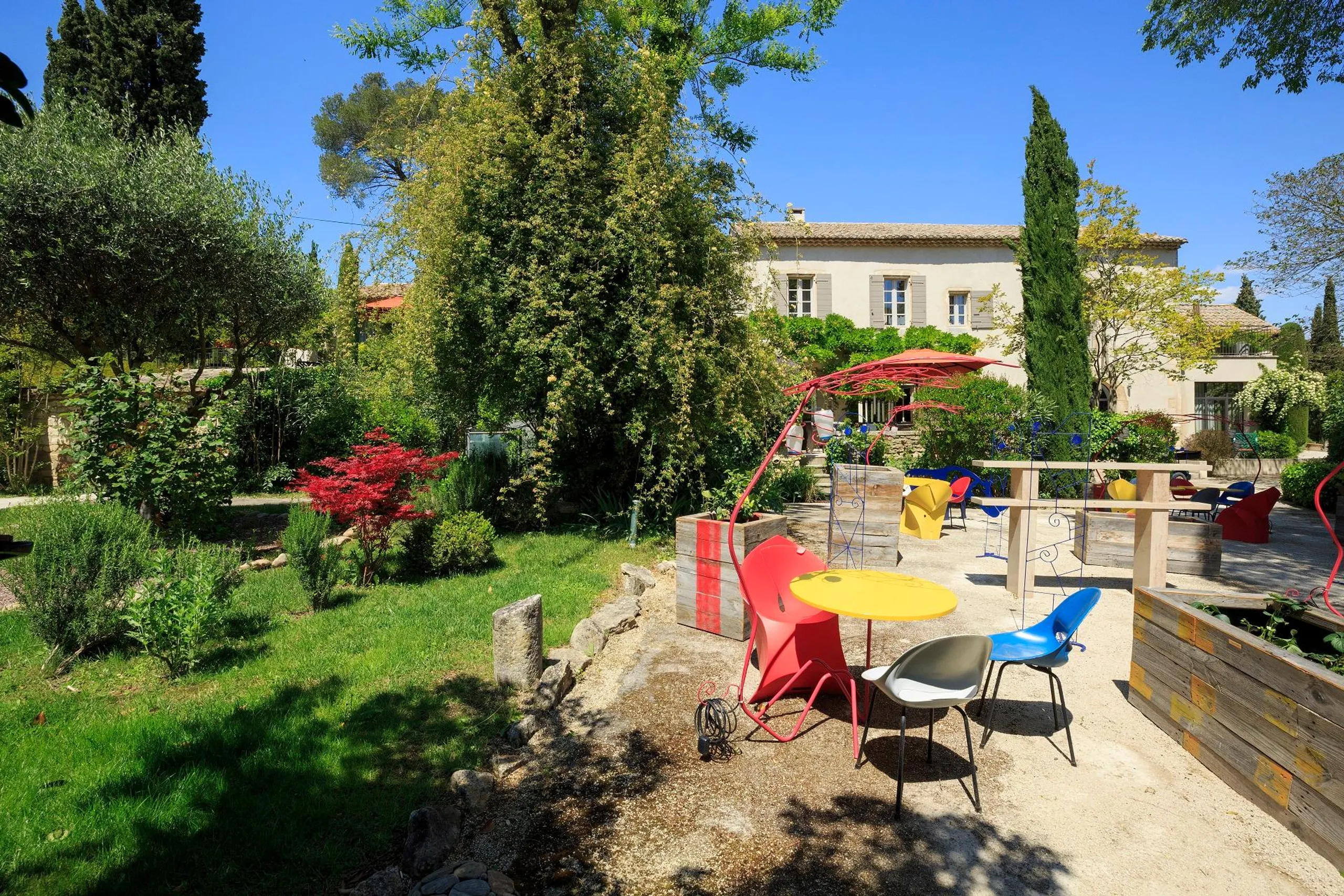 Artistic Luxury Retreat with Shaded Terraces, Heated Pool, and Panoramic Alpilles Views — photograph 6