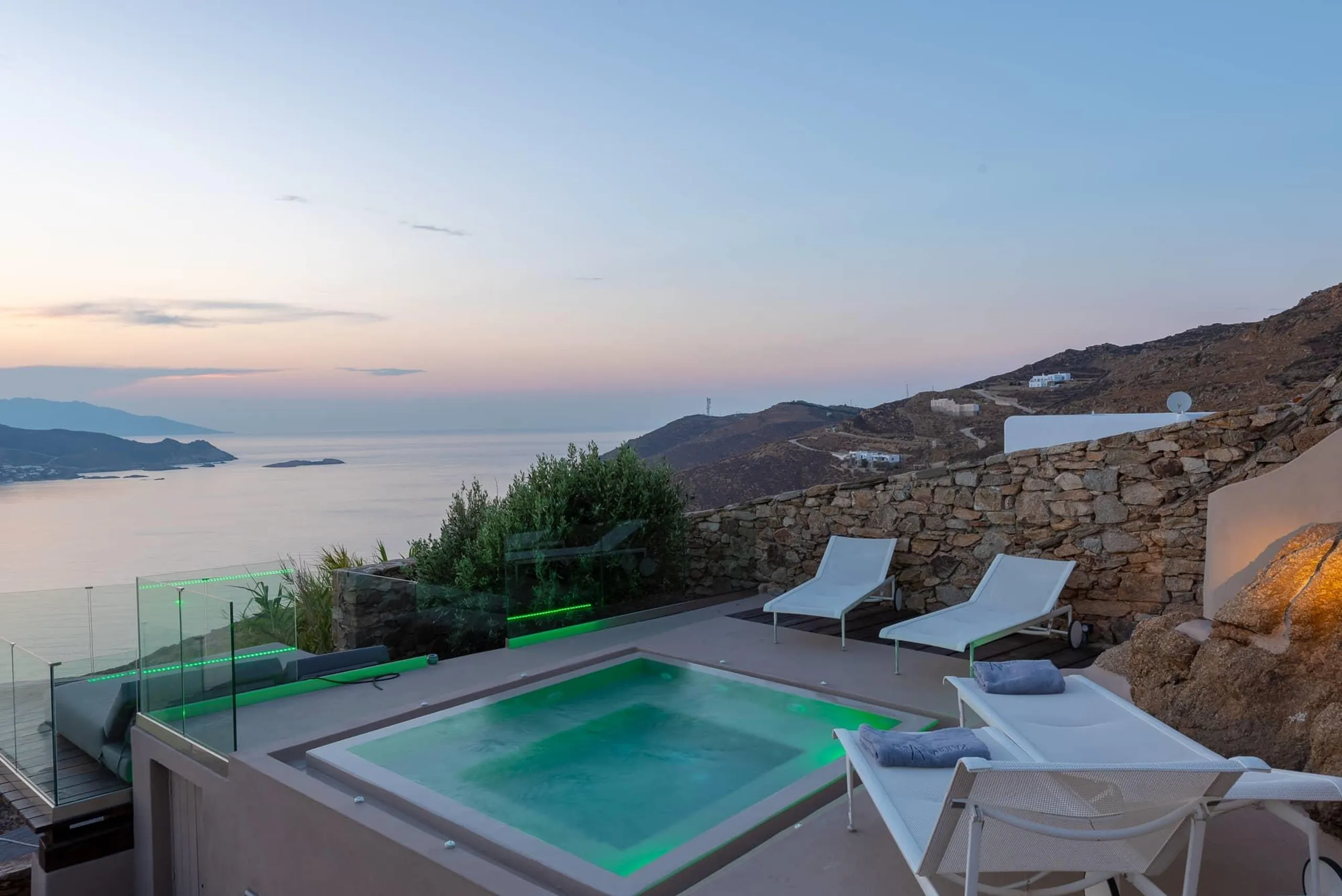 Statuesque Seaview Villa in Mykonos with Waterfalling Pool and Jacuzzi — photograph 4