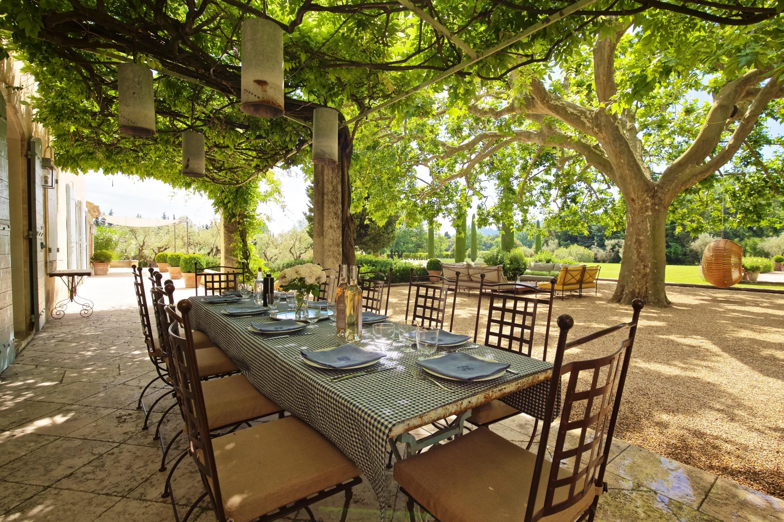 Provencal Paradise Estate with Gorgeous Pool and Lush Garden Grounds — photograph 4