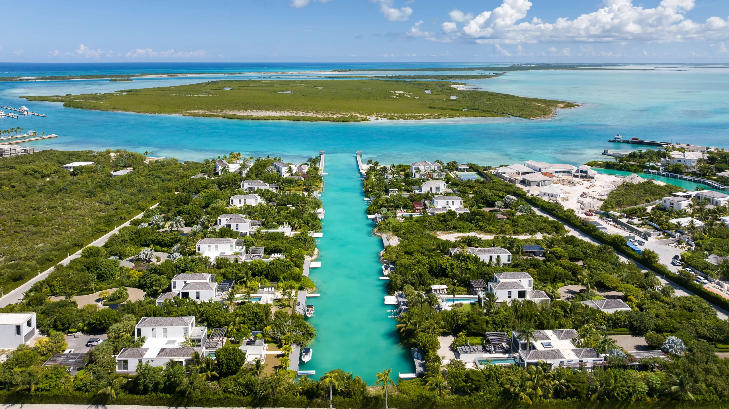 Prestigious Blue Cay Estate with Private Infinity Pool, Canal Views and Beach Access — photograph 11