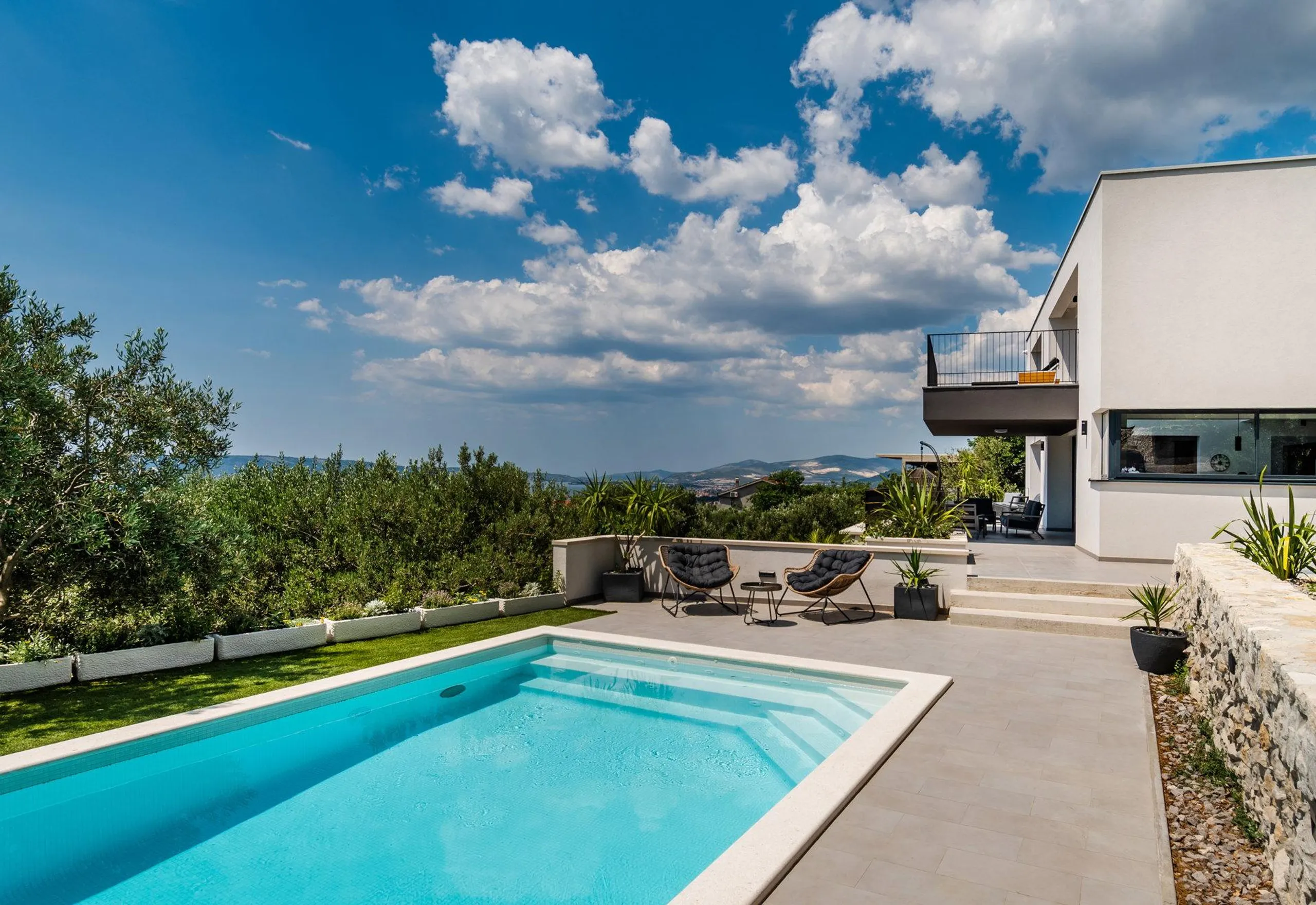 Richly textured Villa with Pool, Sauna, Verdant Garden and Sea Views — photograph 10