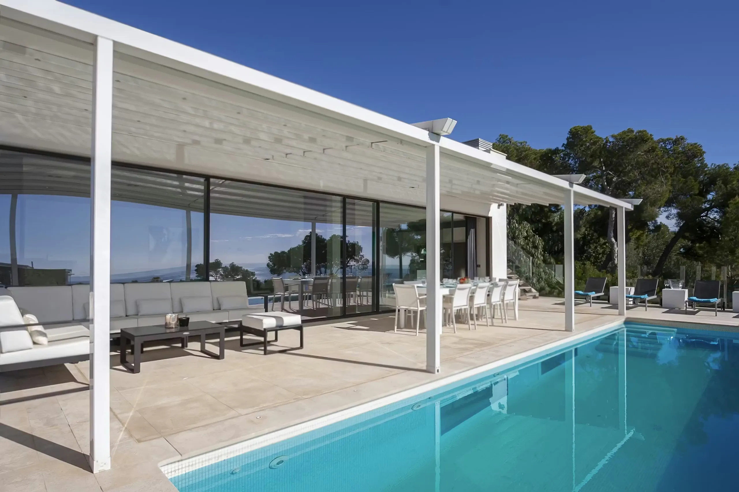 Gleaming Coastal Escape with Infinity Pool and Endless Views — photograph 4