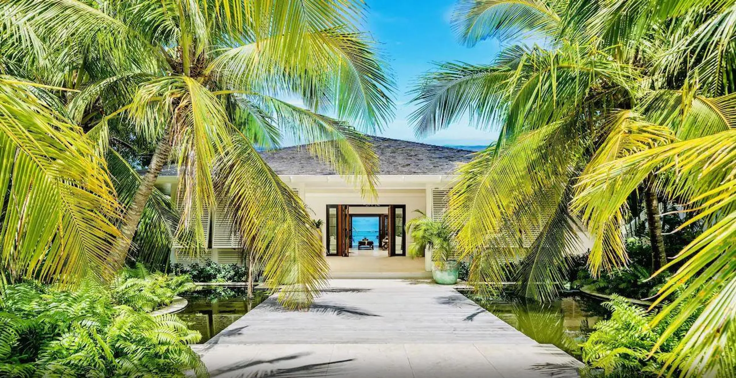 Breathtaking Waterfront Estate with Pool and Exclusive Private Beach — photograph 7