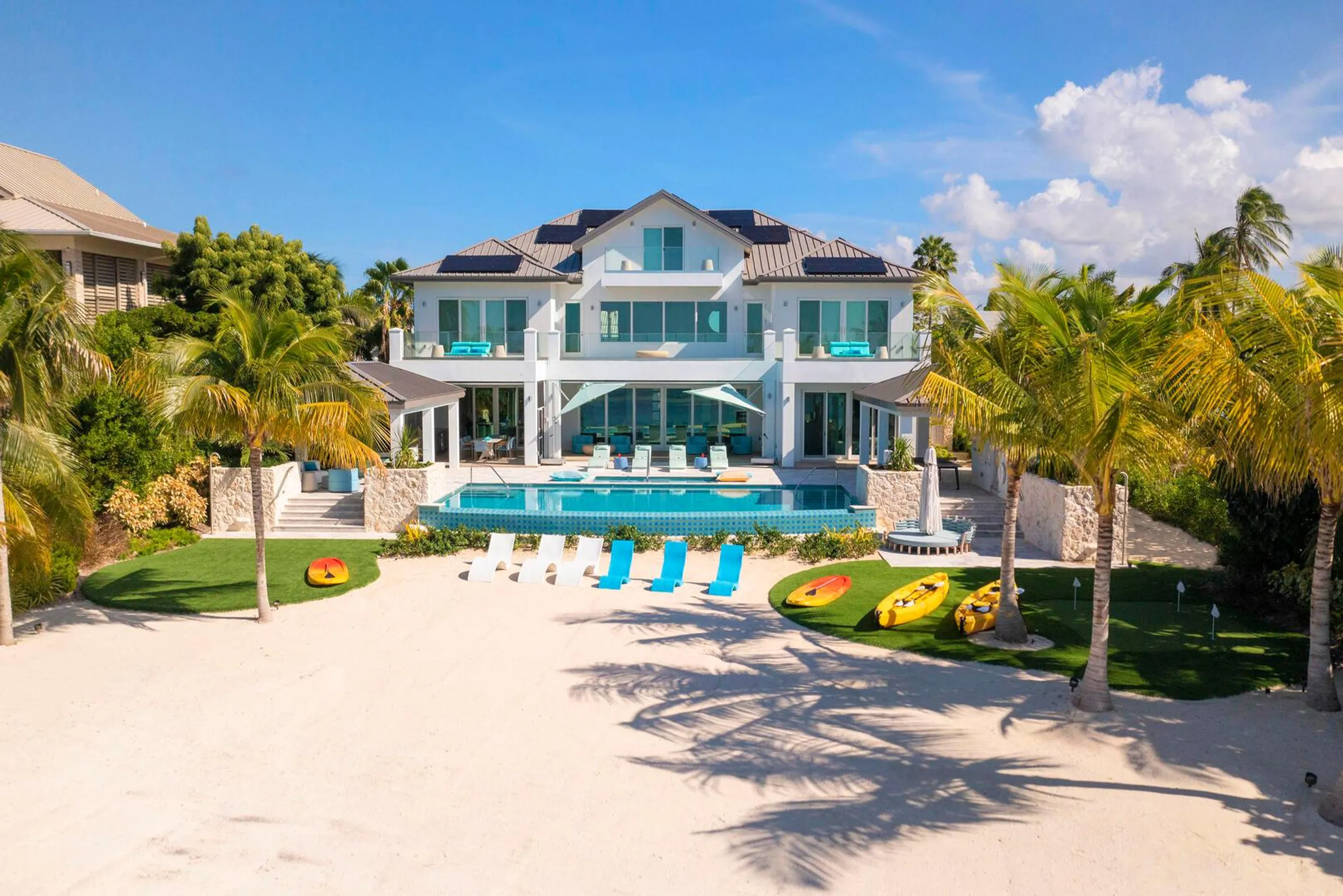 Cayman Ocean Front Grand Estate with Infinity Pool and Incredible Ocean Views — photograph 4