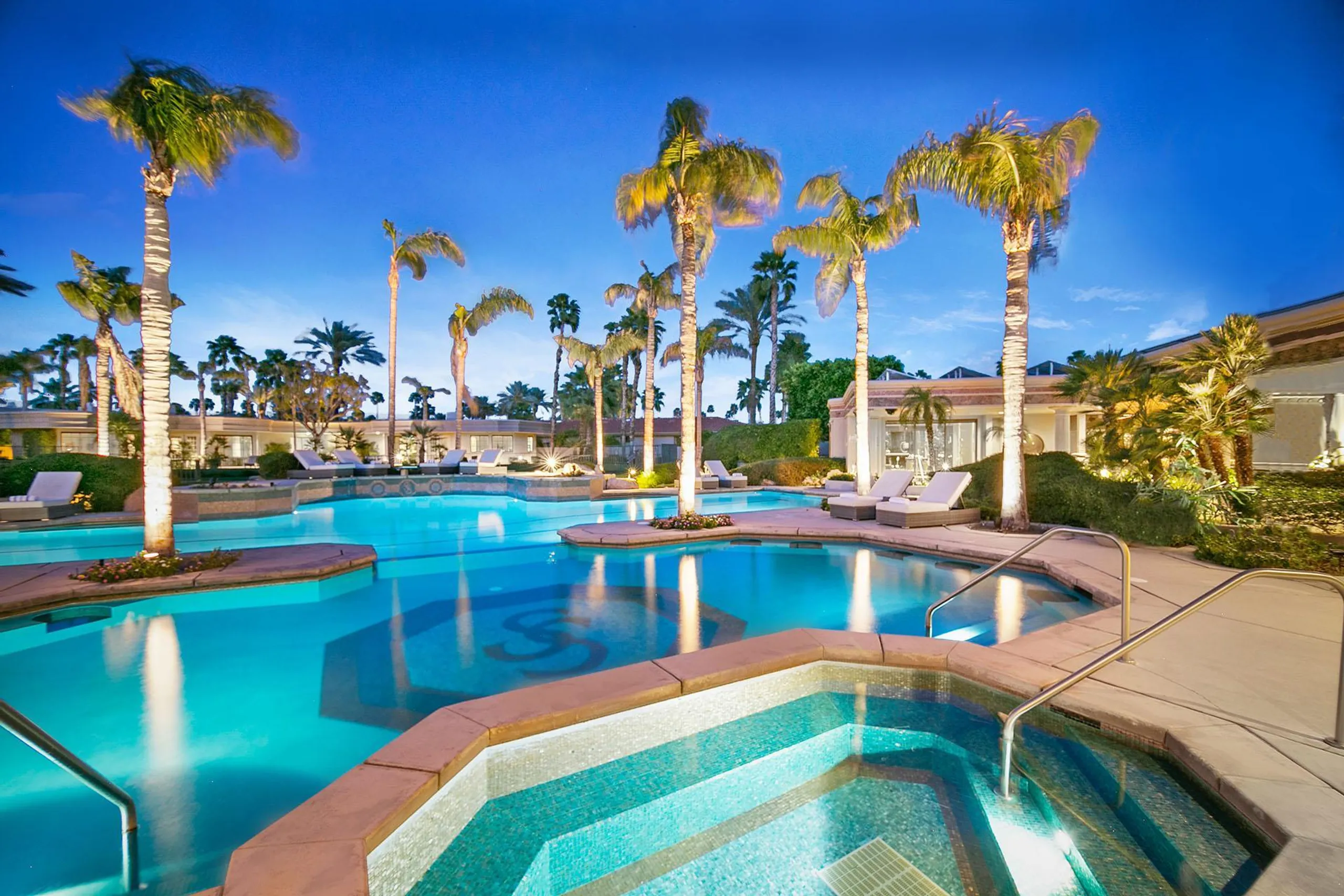 Paradise Resort Estate with Pool, Tennis Court, and Fitness Room — photograph 10