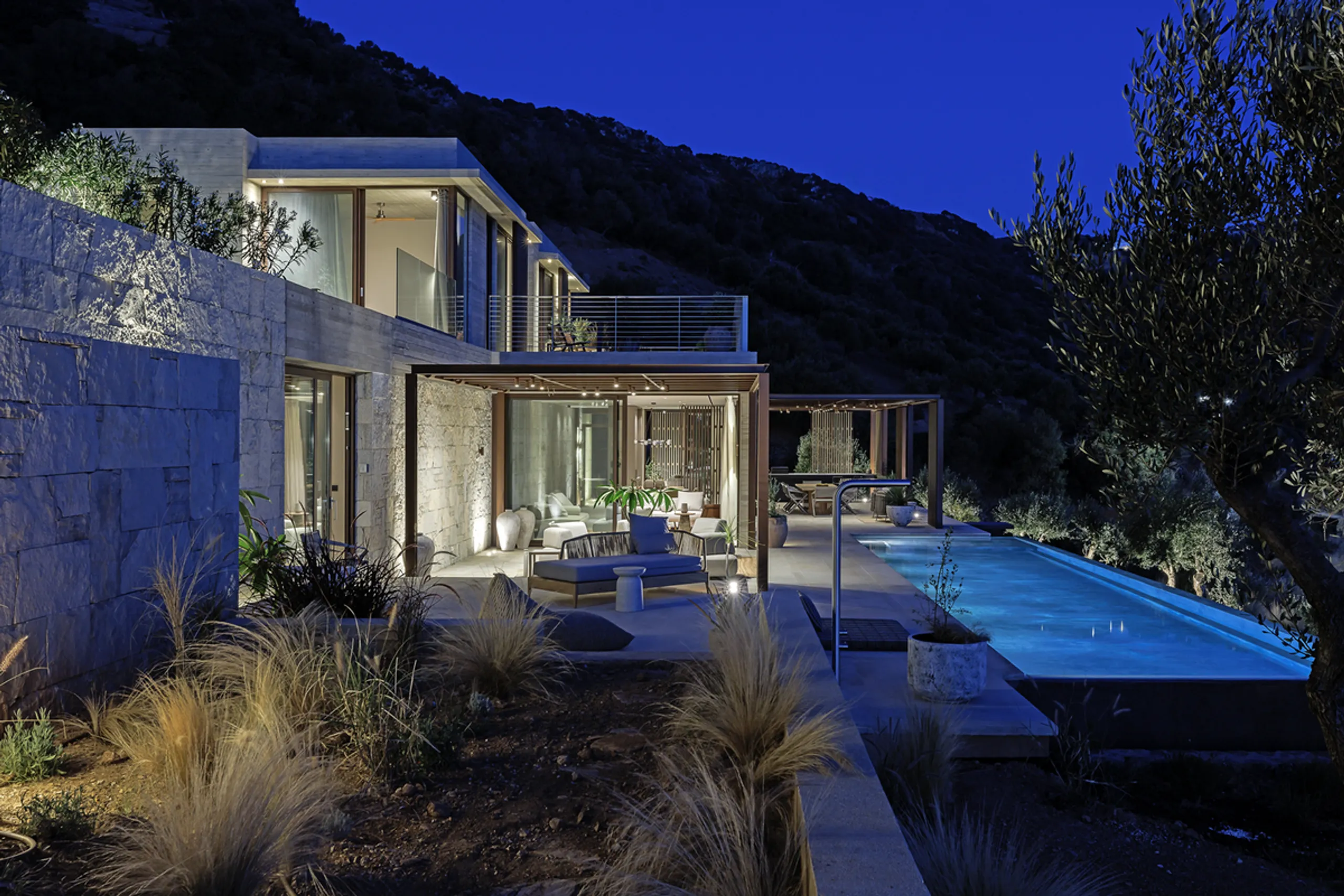 Captivating Waterfront Villa with Infinity Pool, Native Garden and Private Beach Access — photograph 5