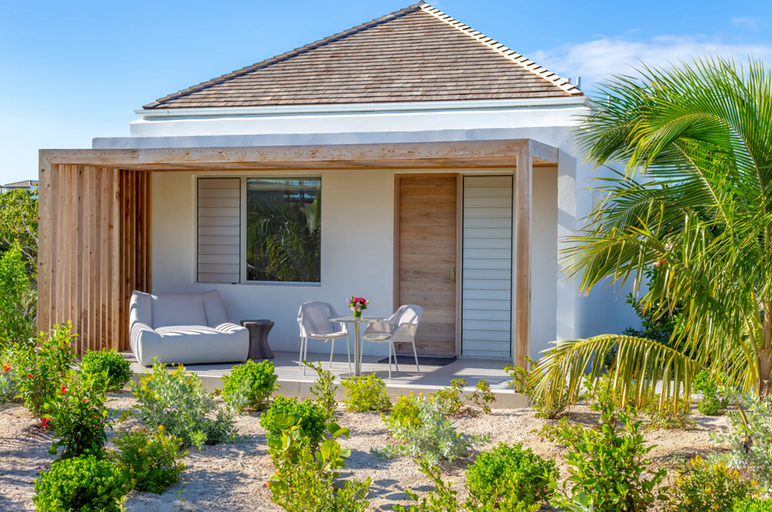 Ultra Modern Contemporary Luxury Beachfront Villa with Infinity Pool and Ocean Views — photograph 9
