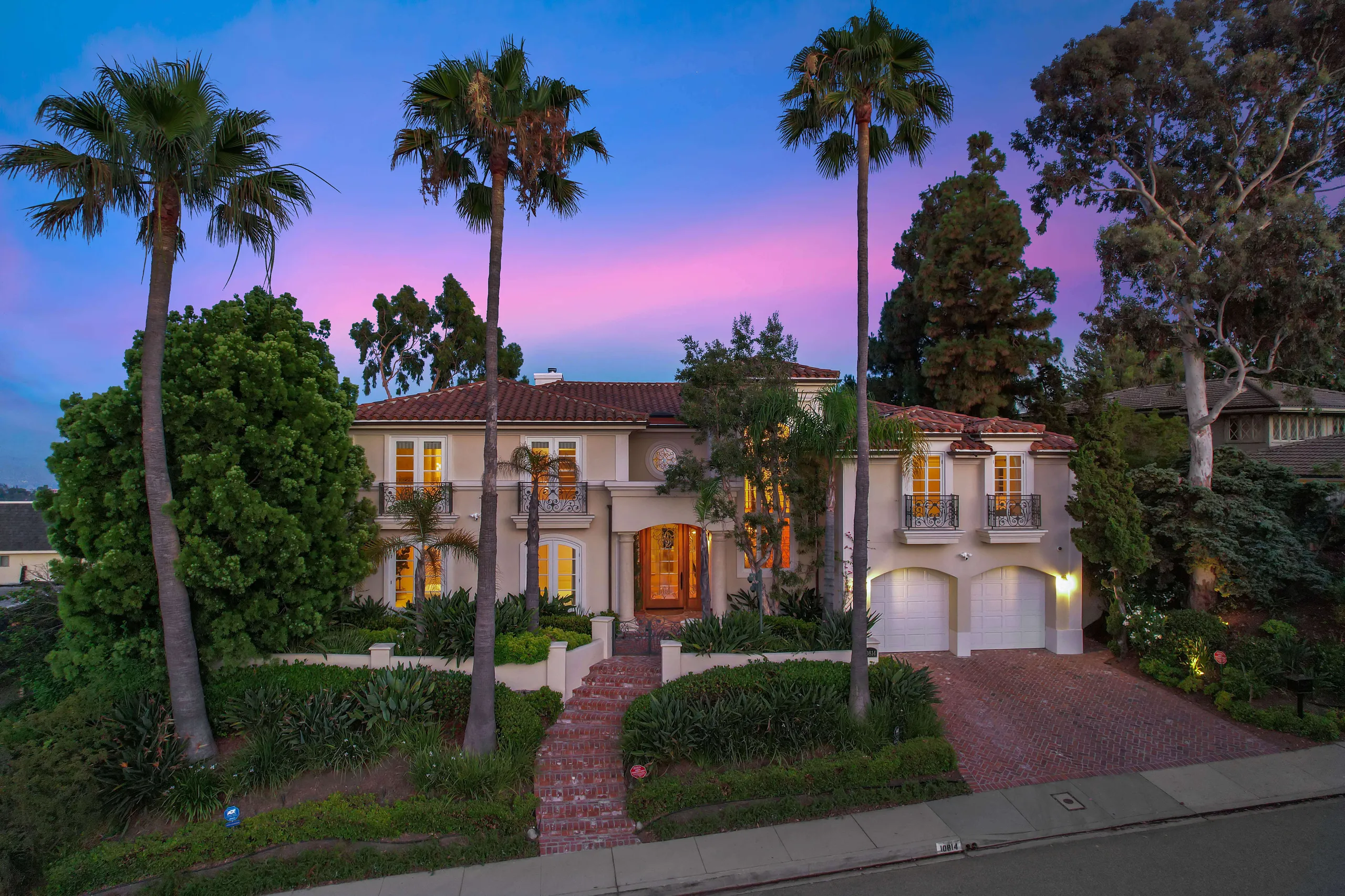 Timeless Bel Air Sanctuary with City Views, Pool & Grassy Grounds — photograph 7