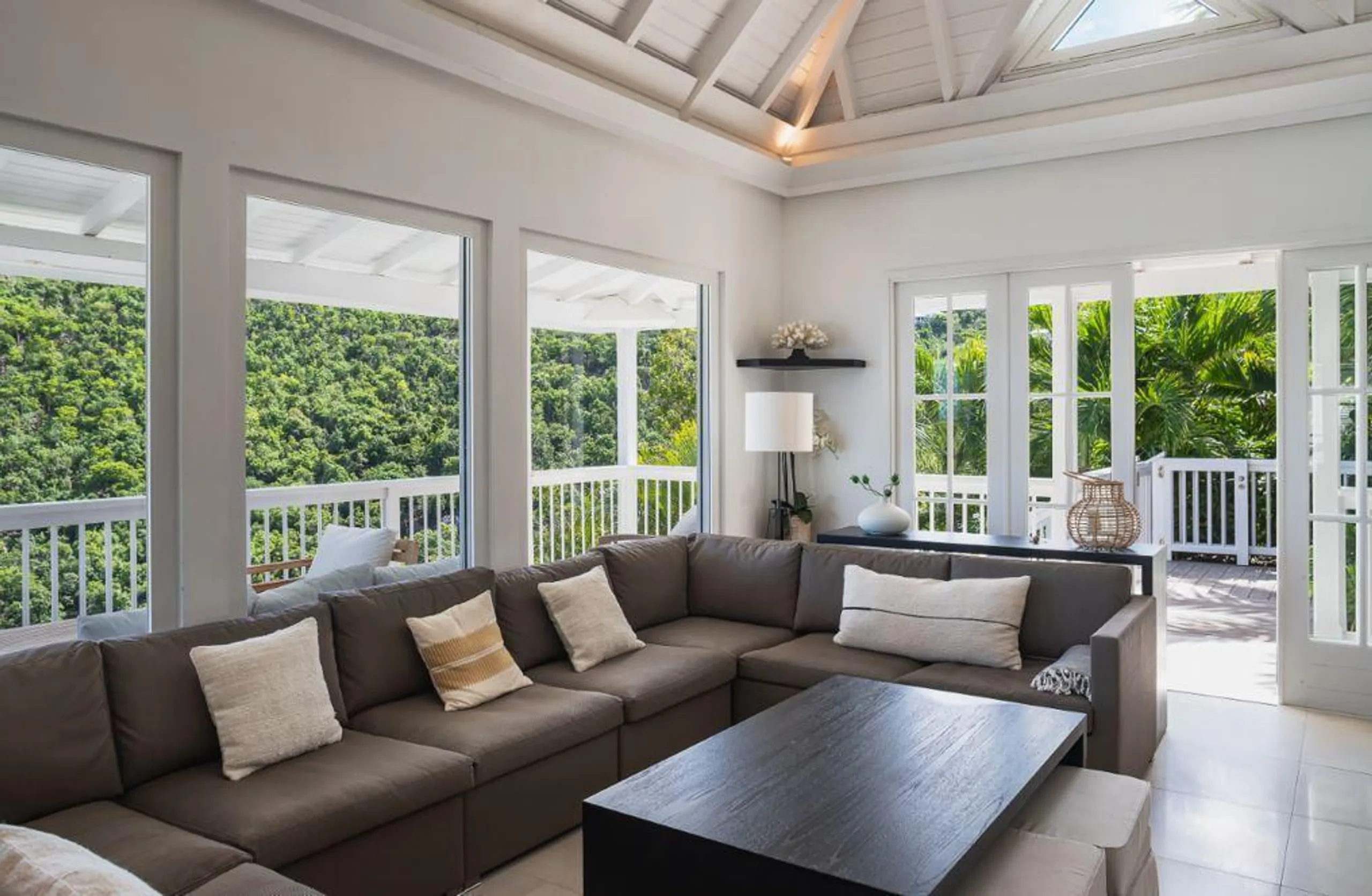 Splendid Villa Steps Away from Flamands Beach with Breathtaking Ocean Views — photograph 12