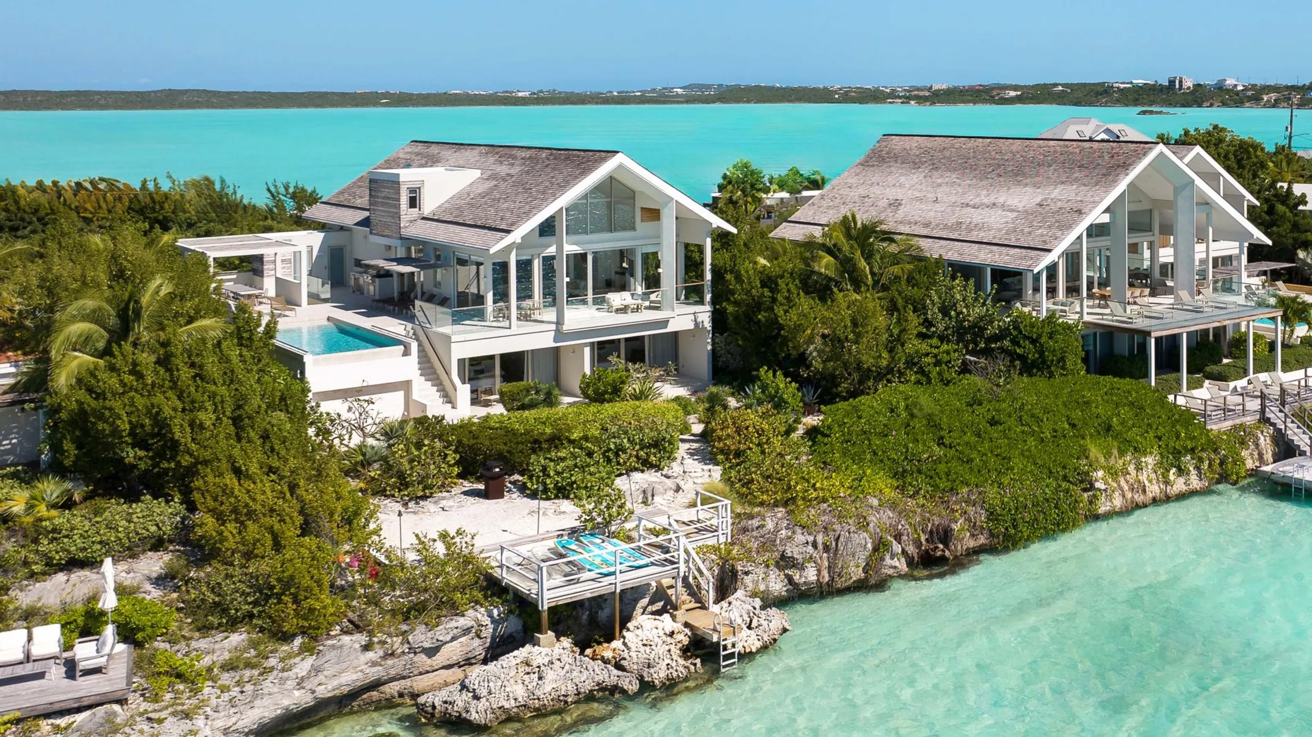 Sophisticated Villa in Sapodilla Bay with Infinity Pool and Stunning Coastal Views — photograph 3