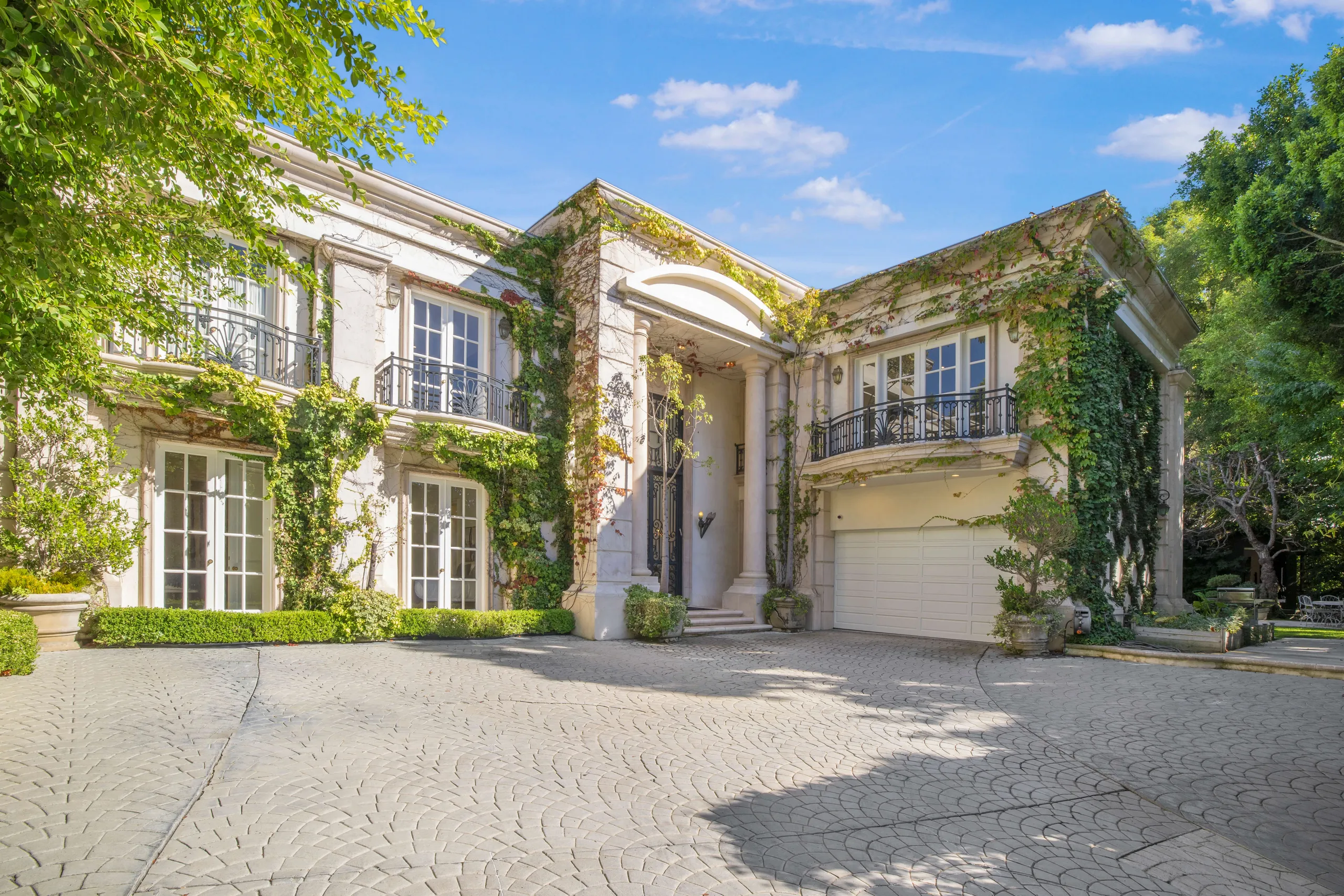 Beverly Hills 6BR French Mediterranean Villa with Private Pool and Gardens — photograph 11