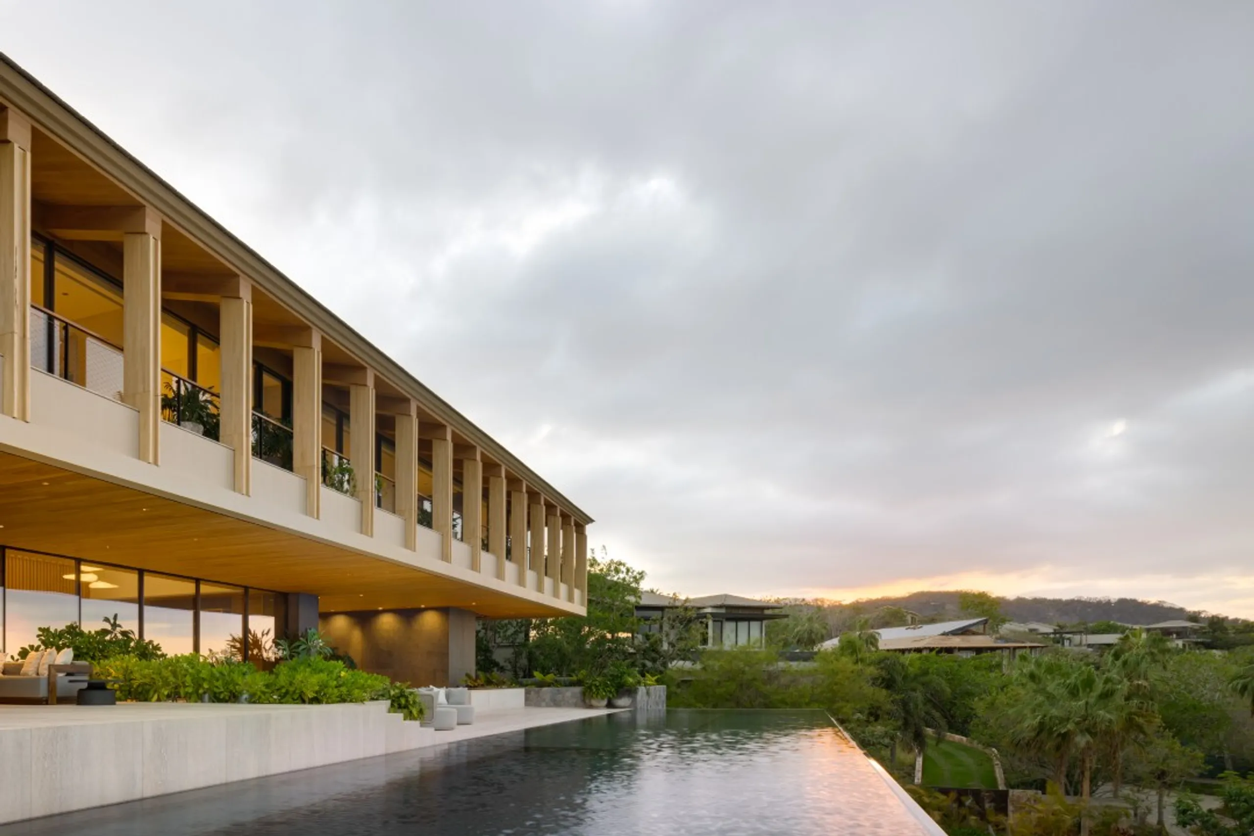 Kupuri Ocean-View Villa with Infinity Pool and Ocean Views — photograph 4