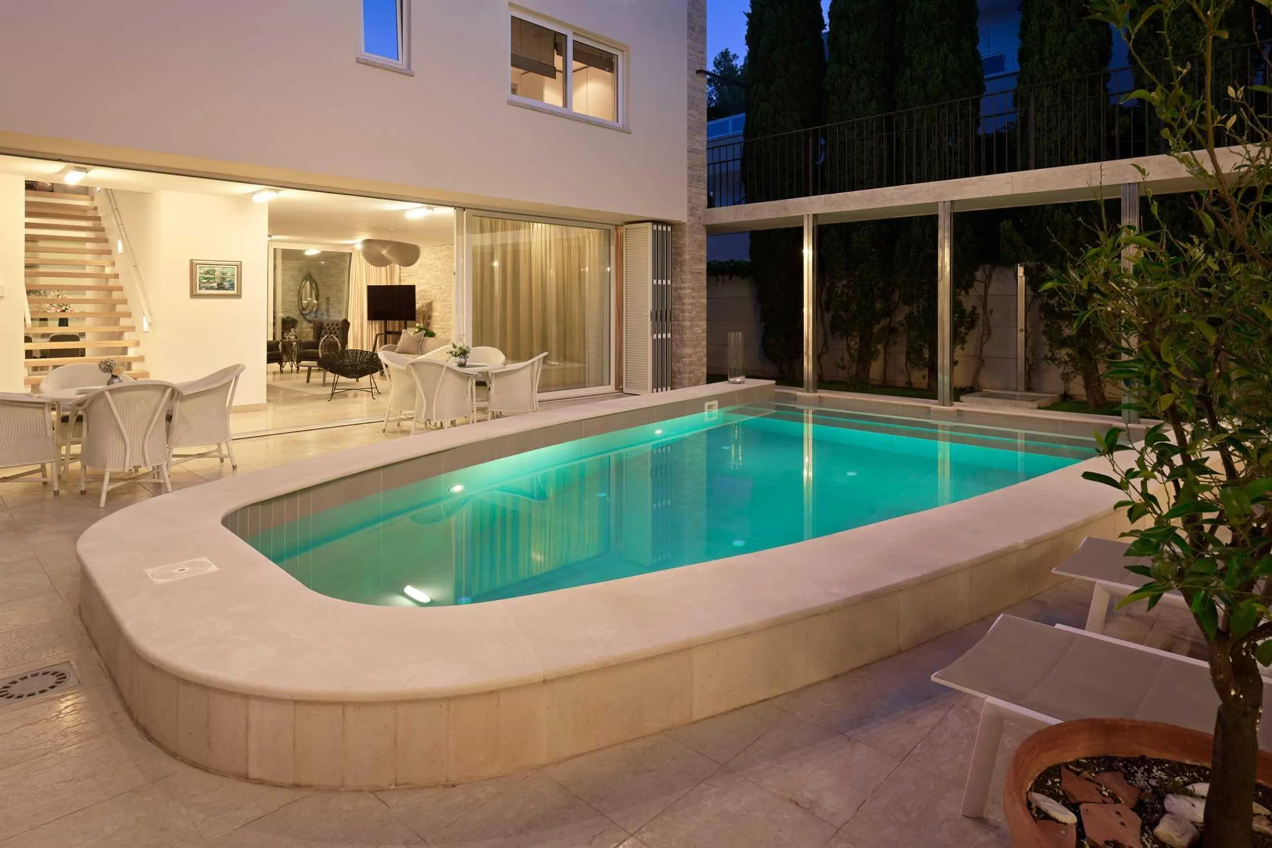 Breathtaking 6 Bedroom Villa with Private Pool and Lush Surroundings — photograph 7