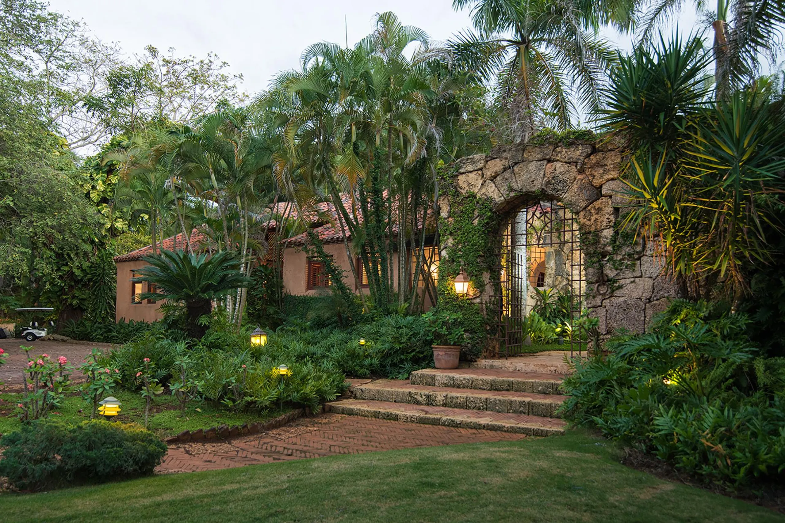 Statuesque Caribbean Getaway with Artistic Exterior and Lovely Sea Views — photograph 5