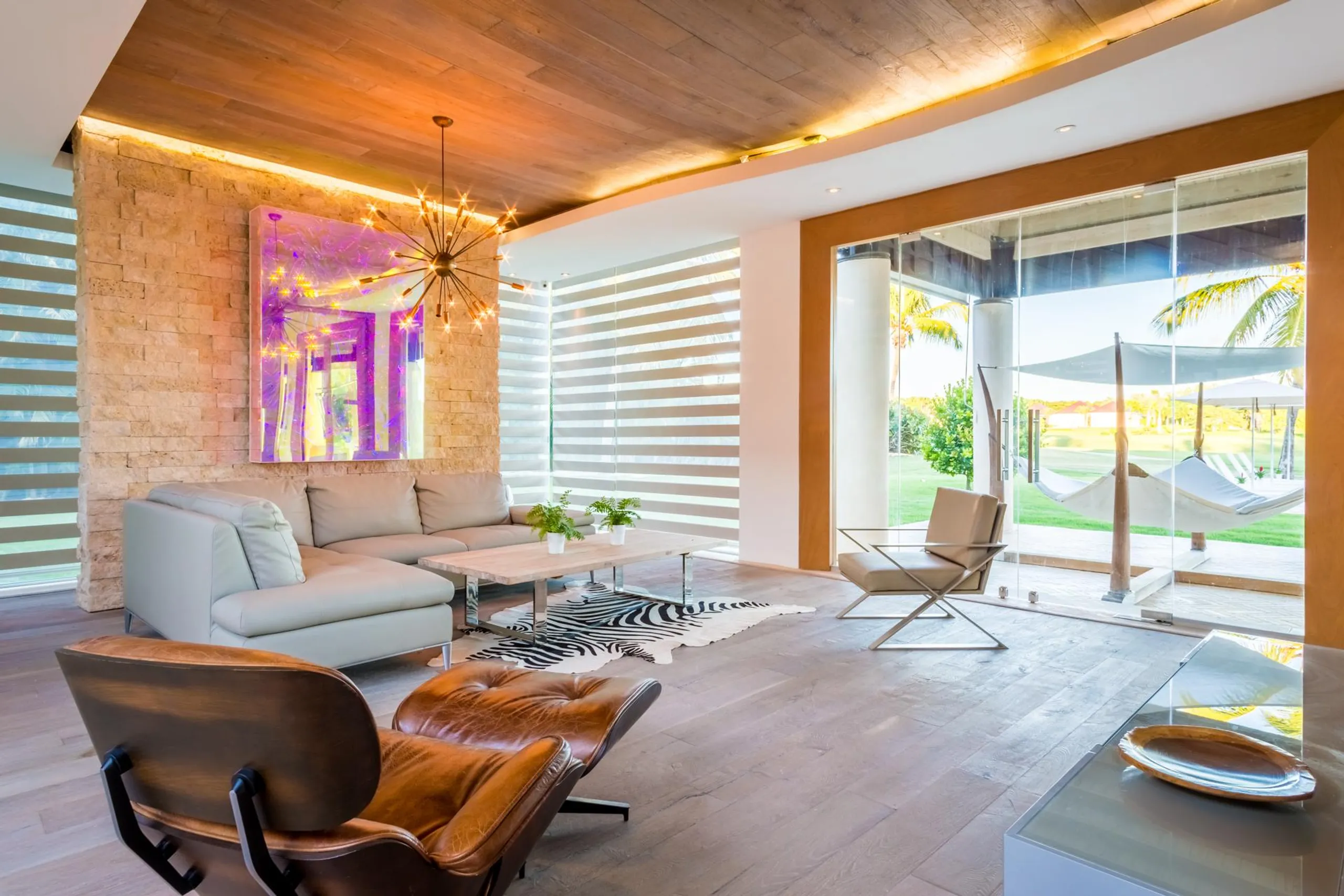 Exhilarating Contemporary Villa with 18-Meter Pool and Jacuzzi — photograph 12