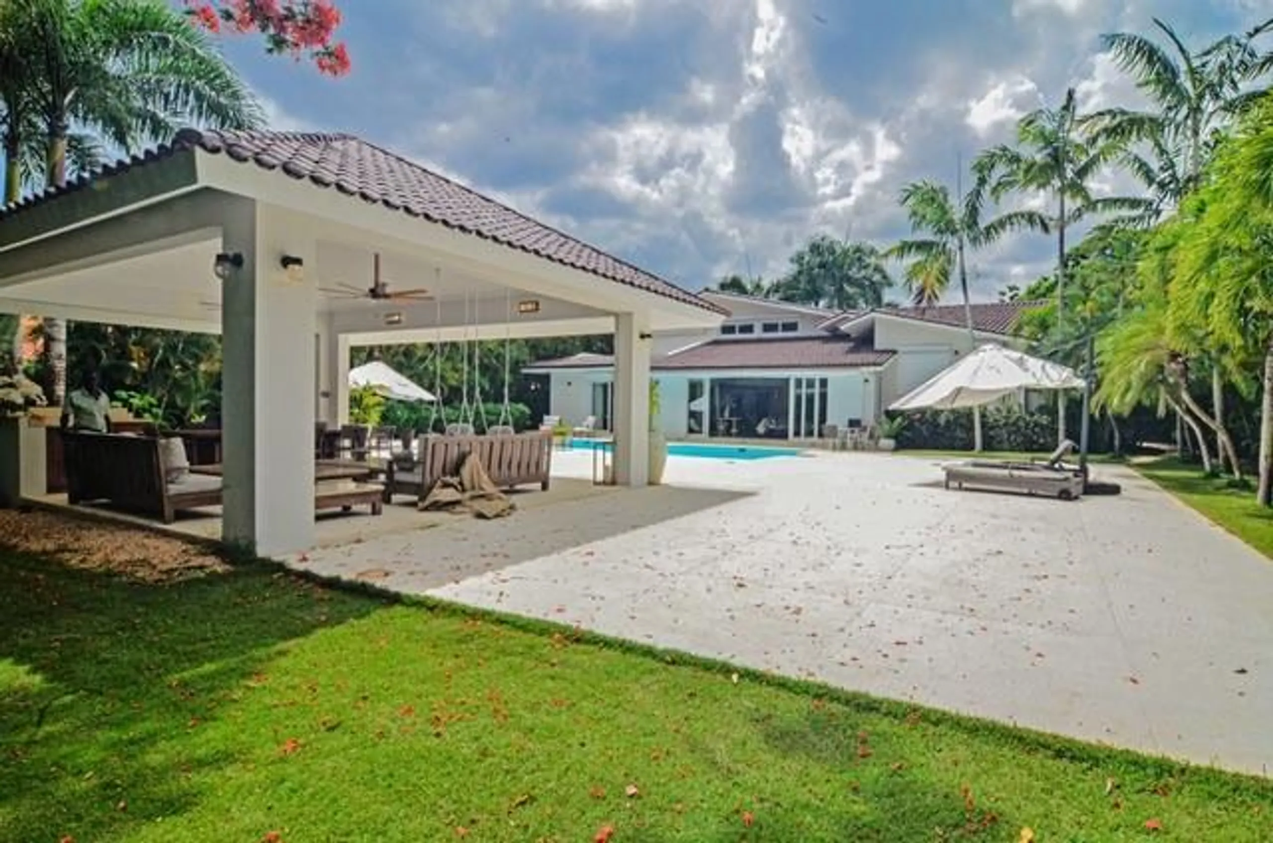 Stunning Tropical Villa with Private Pool — photograph 4