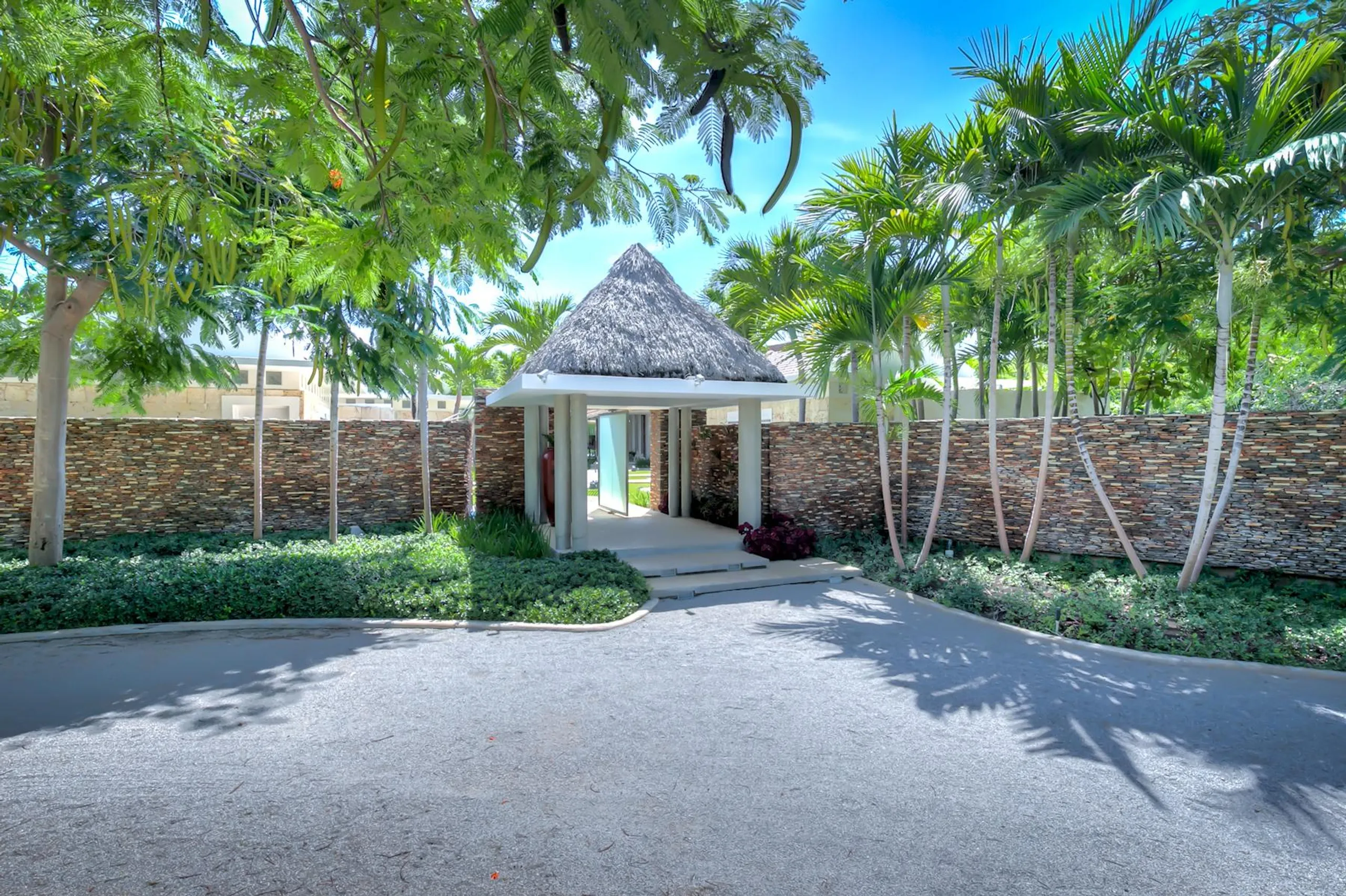 Chic Modern Tropical Villa with Private Pool and Fresh Ambiance — photograph 6