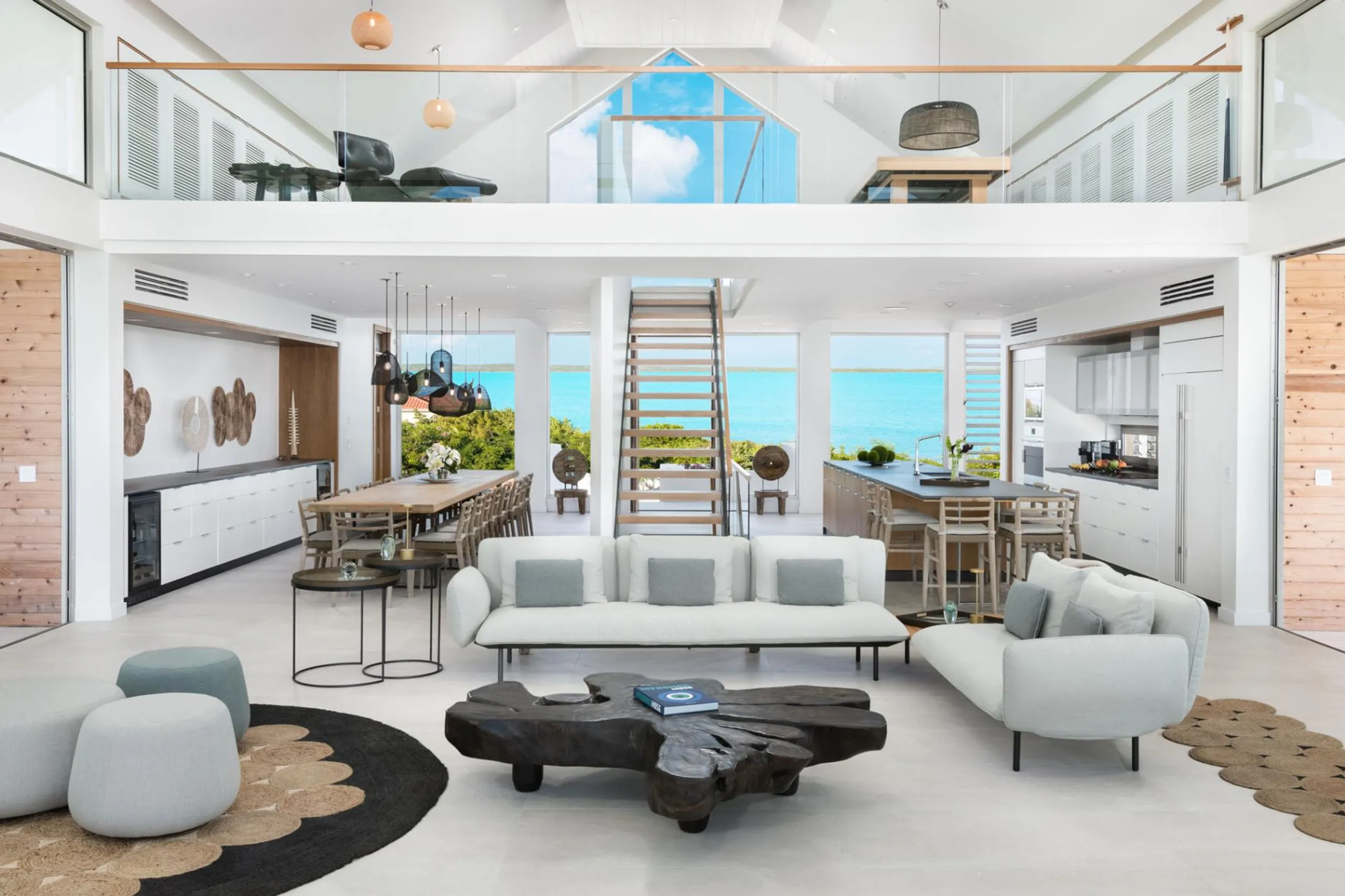 Exceptional Oceanfront Retreat with Infinity Pool and Landscaped Garden — photograph 5
