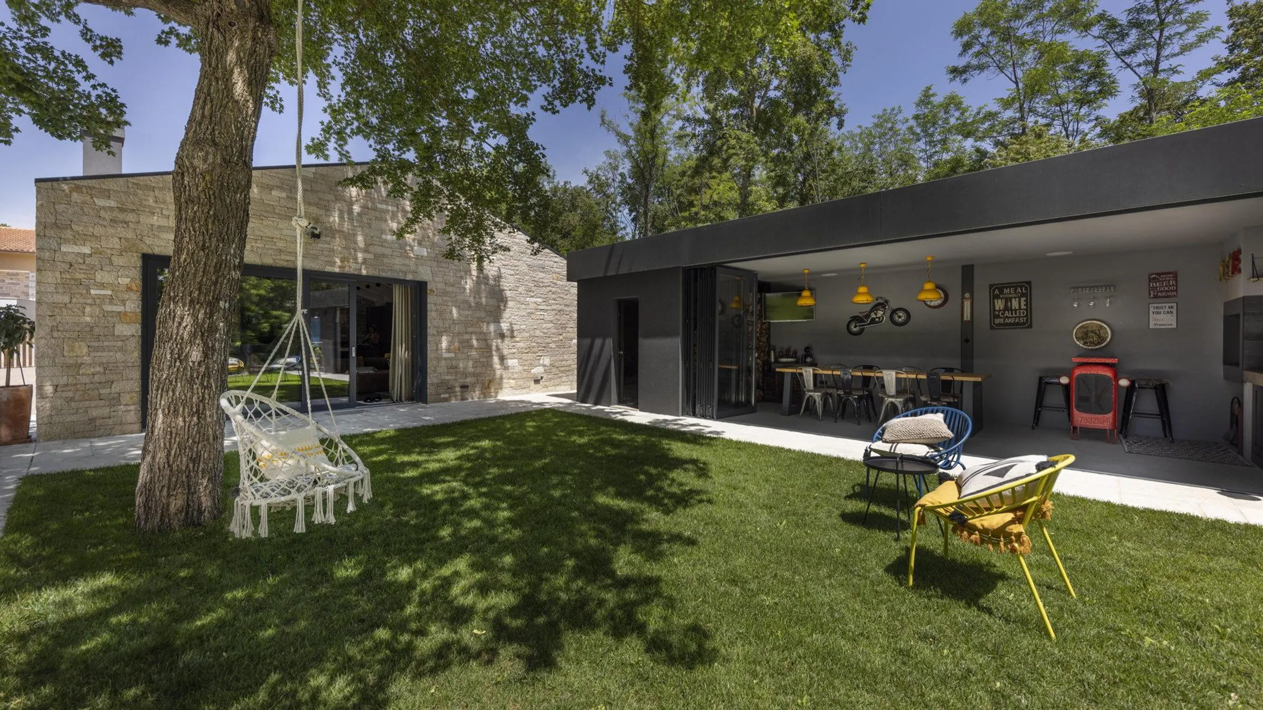 Tranquil Eclectic Villa with Private Pool and Overlooking Lush Greenery — photograph 10