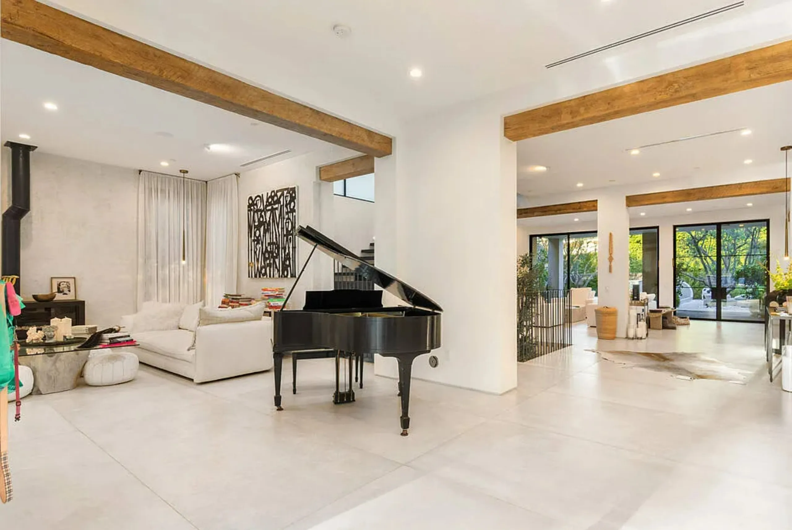Charming Beverly Hills Estate with Invigorating Pool — photograph 5