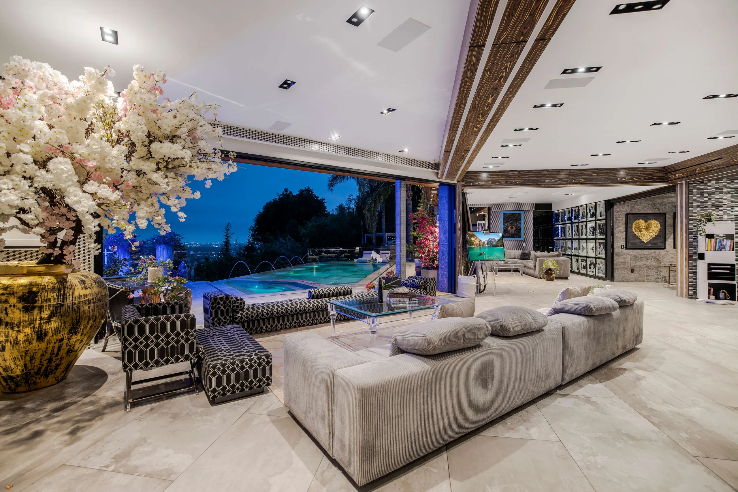 Exclusive Los Angeles Villa with Pool, Rooftop & Designer Touches — photograph 6