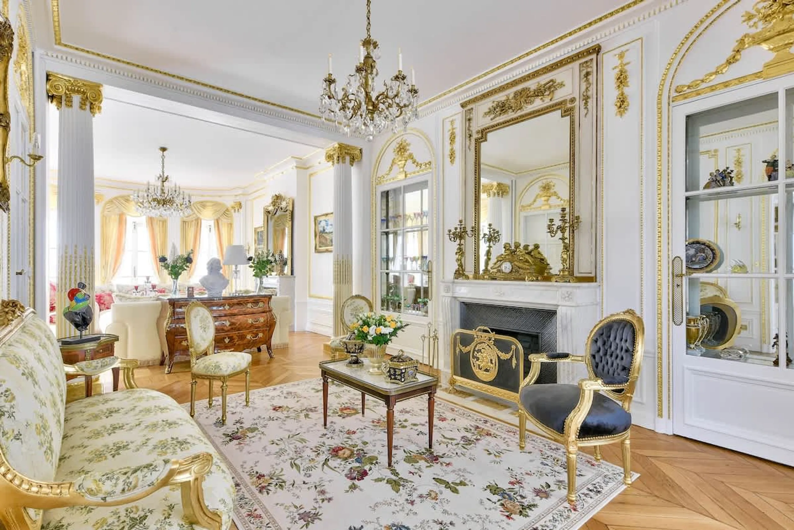 Palatial Parisian Villa with Majestic Interiors and Eiffel Tower nearby — photograph 2