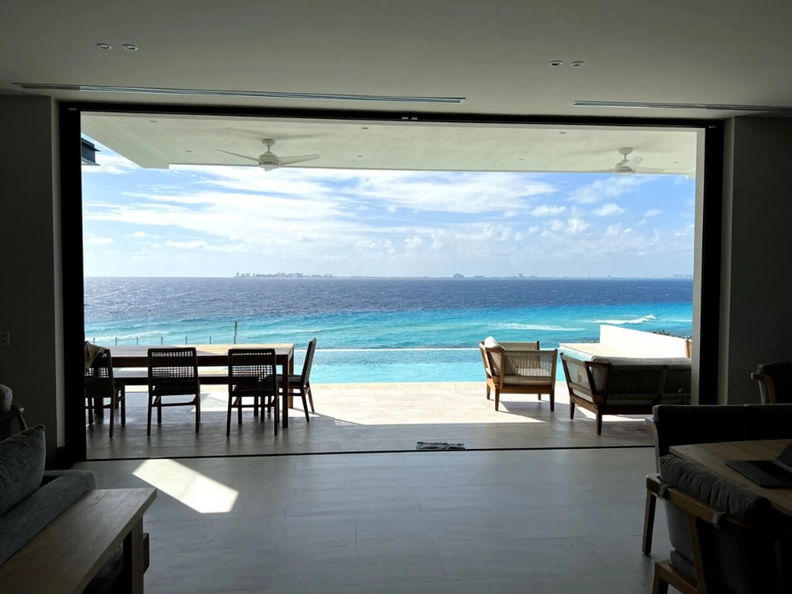 Oceanview Villa in Isla Mujeres with Infinity Pool & Beach Access, Isla Mujeres