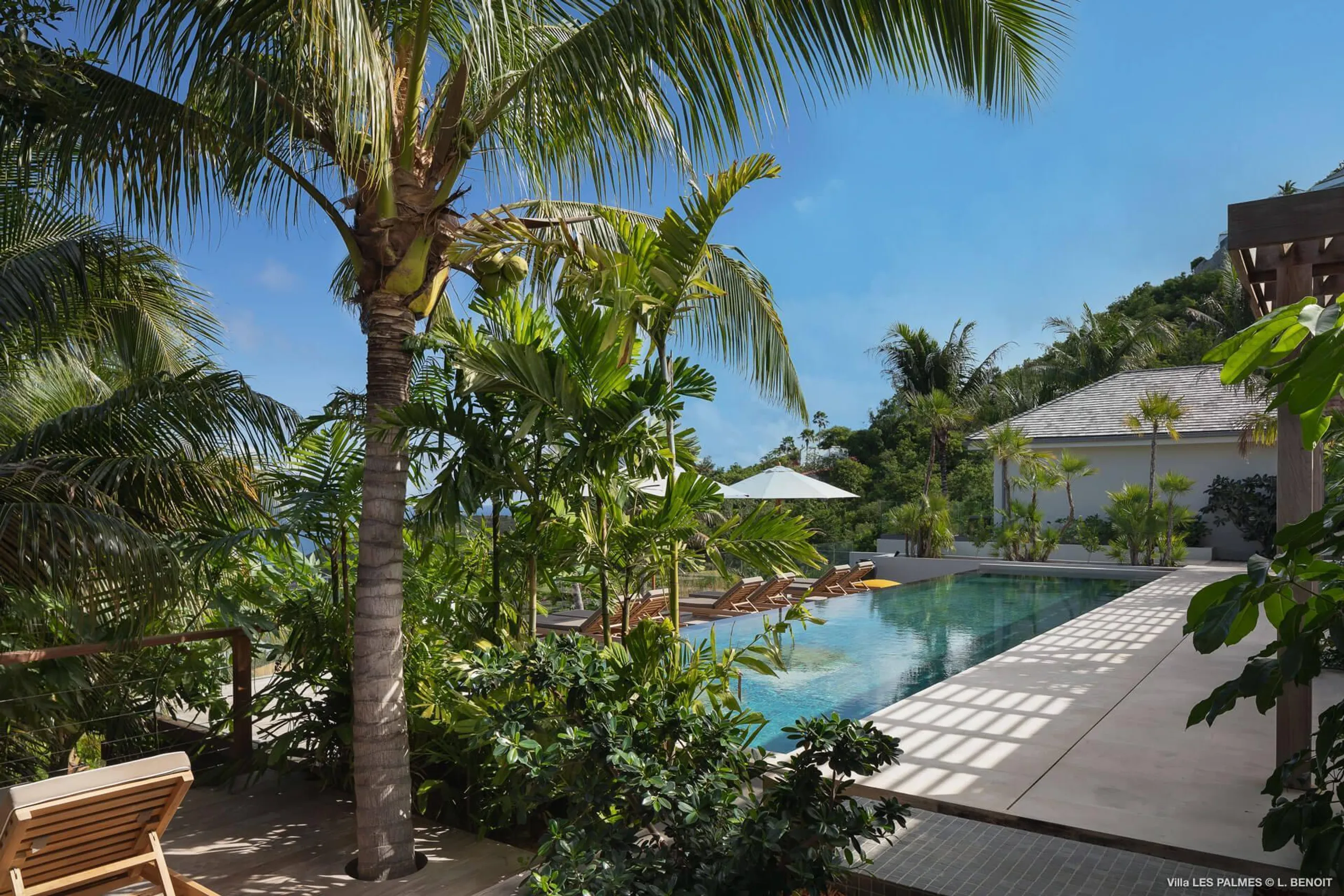 Contemporary Luxe Villa with Infinity Pool and Panoramic Ocean Views — photograph 5