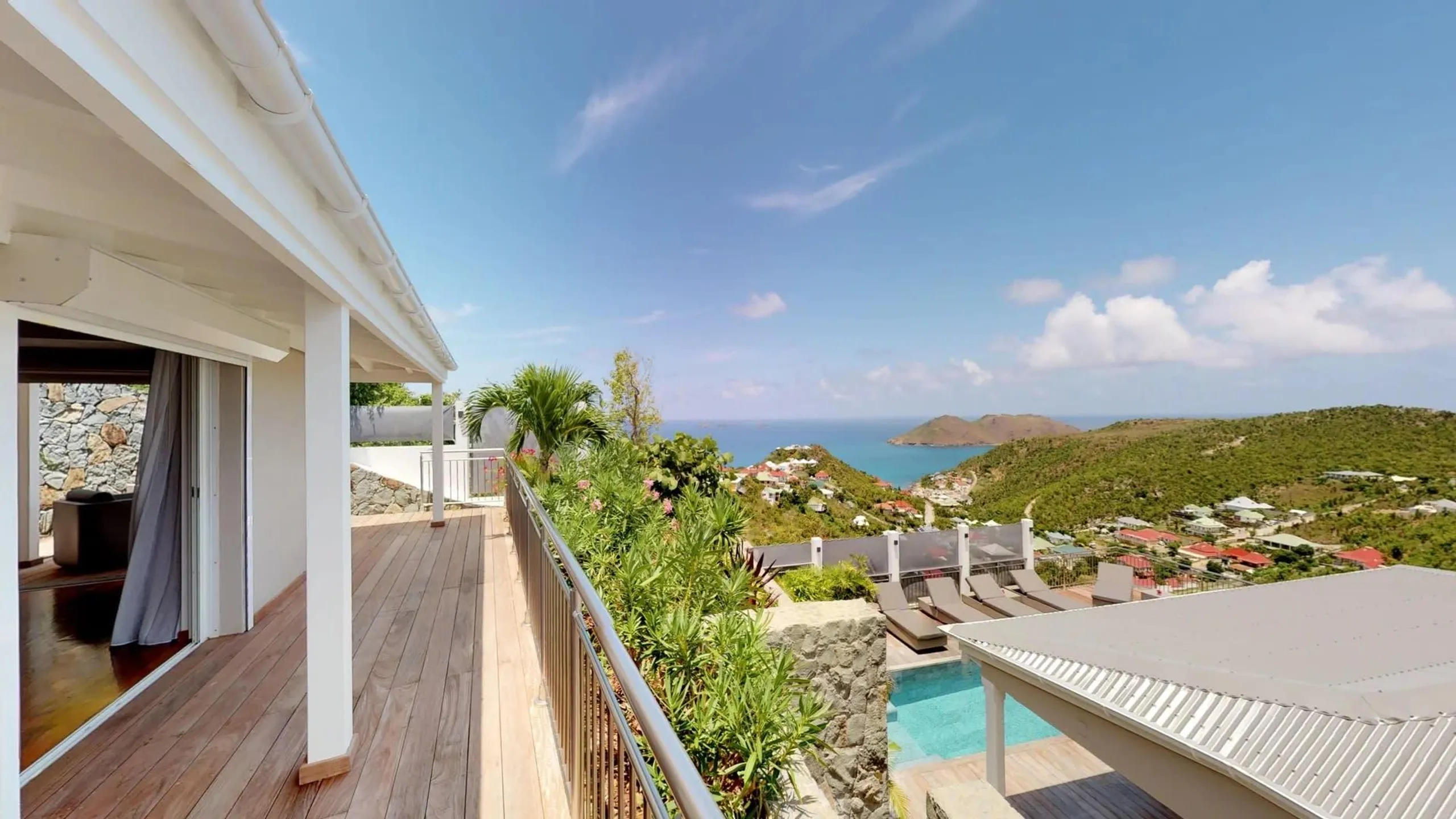Stunning Oceanfront Villa with Waterfall Pool — photograph 5