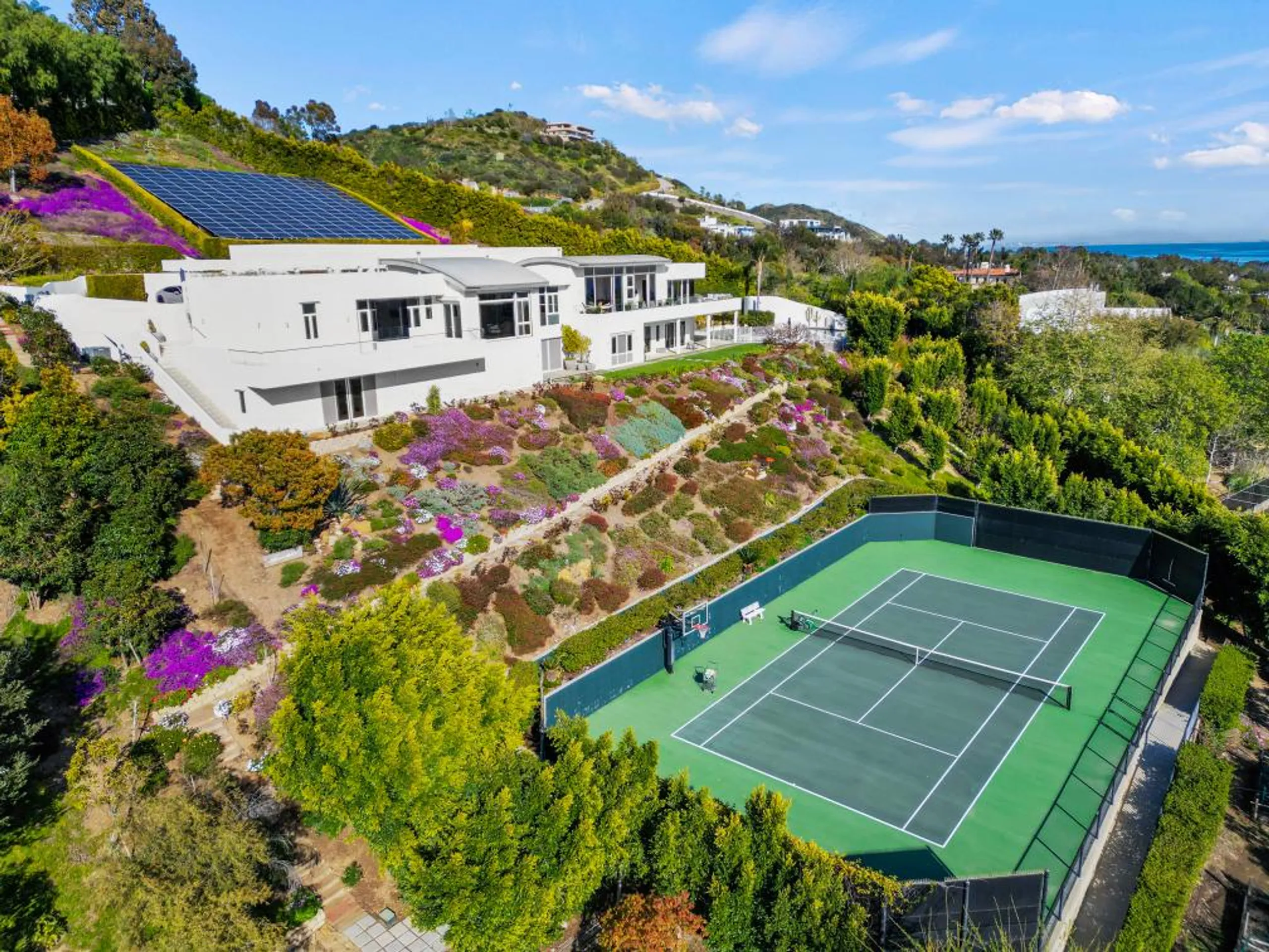 Architectural Malibu Estate with Infinity Pool and Tennis Court — photograph 3