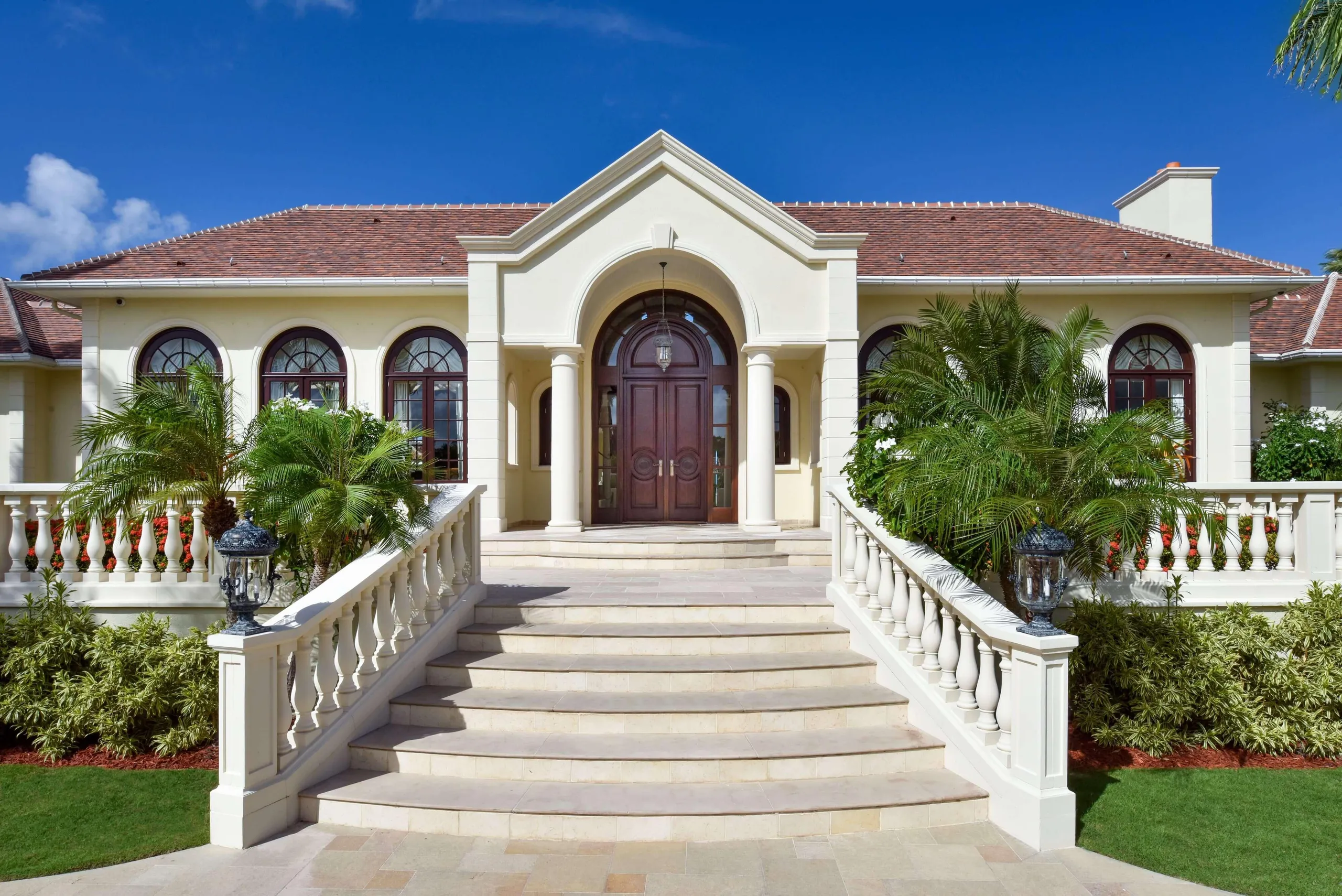 Elegant Private Beachfront Estate with Large Private Pool and Ocean Views — photograph 12
