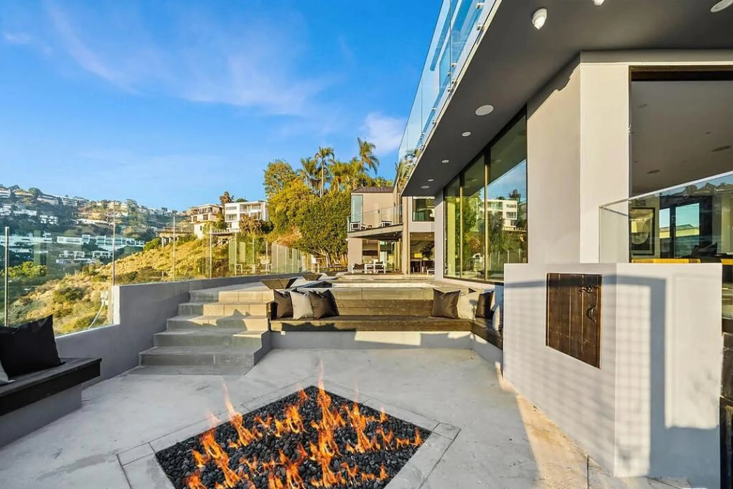 Ultra-Modern Hollywood Hills Villa with Infinity Pool, Spa, and Sunsent Views — photograph 9