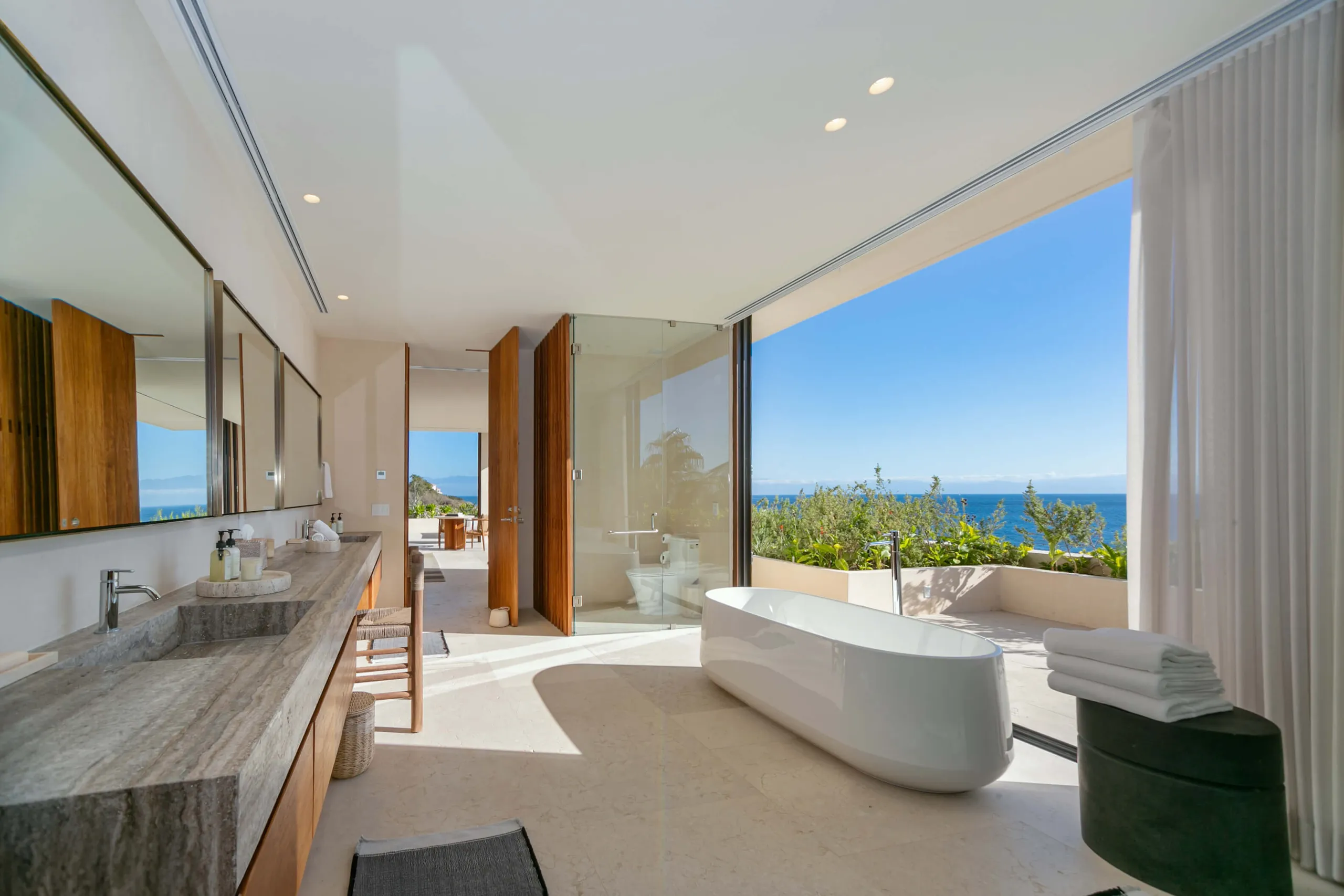 Sophisticated Beachfront Villa with Infinity Pool and Ocean Views — photograph 10