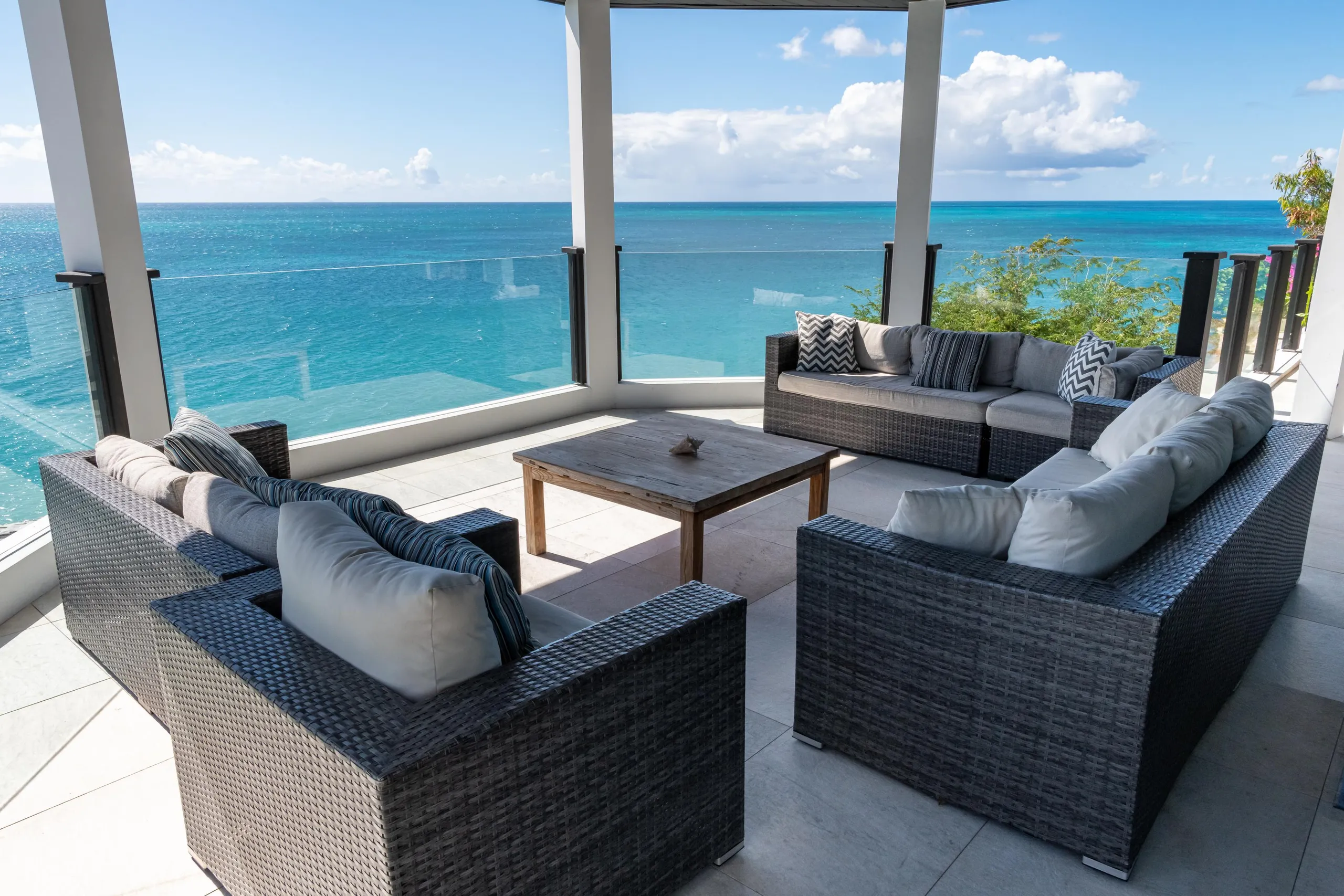 Oceanfront Four Bedroom Villa with Infinity Pool, and 180-degree Panoramic Sea Views — photograph 5