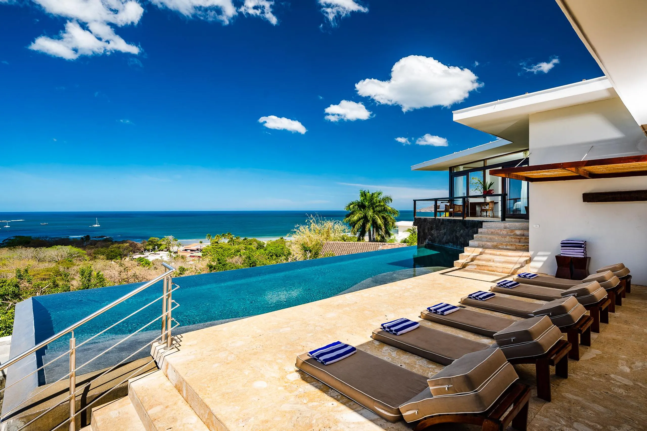 Incredible Oceanview Villa in Tamarindo with Infinity Pool and Jacuzzi — photograph 4