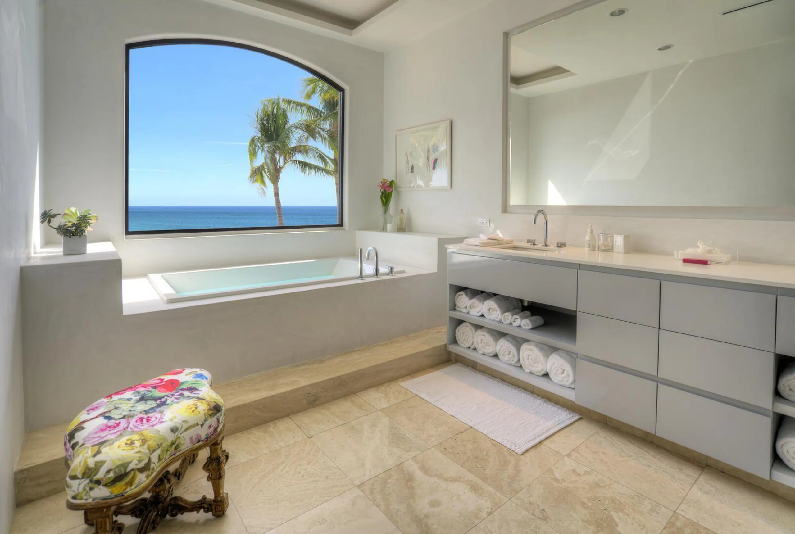 Elegant Palmilla Luxe Retreat with Infinity Pool and Sweeping Ocean Views — photograph 7