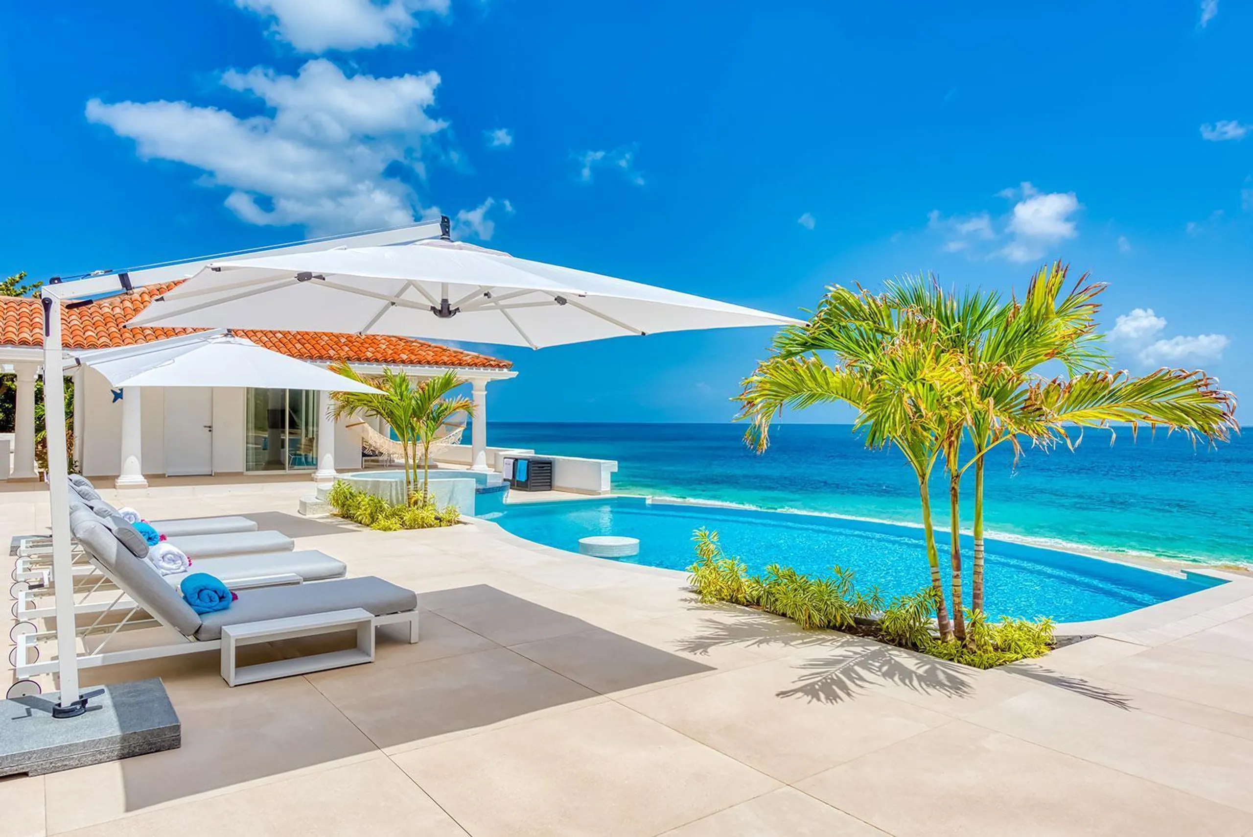 Baie Rouges Fine Beach Front Estate with Infinity Pool and Endless Ocean VIews, Terres Basses