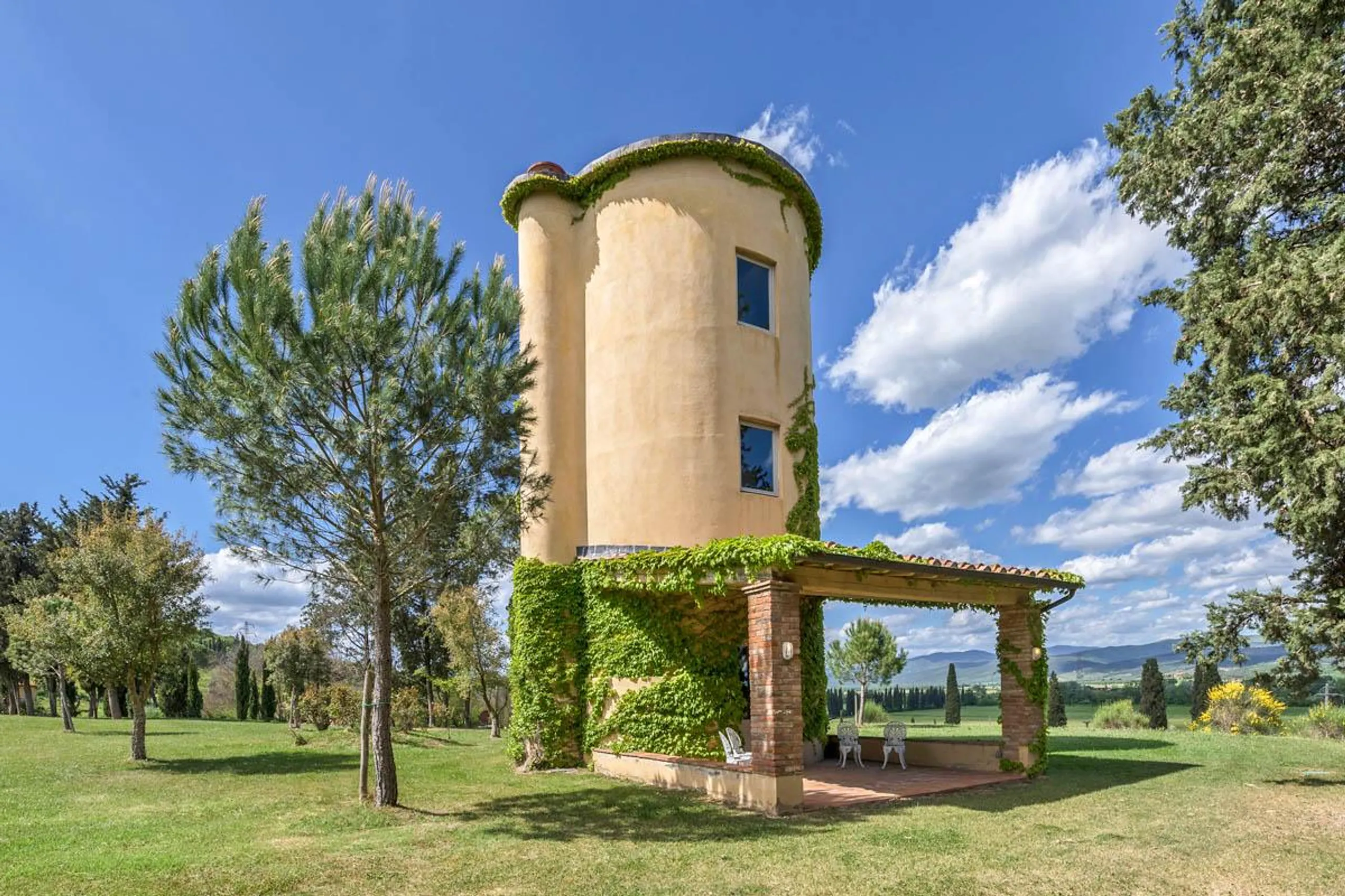Idyllic 9-Bedroom Tuscan Villa with Private Pool, Stunning Grounds, and Hotel-Grade Services — photograph 10