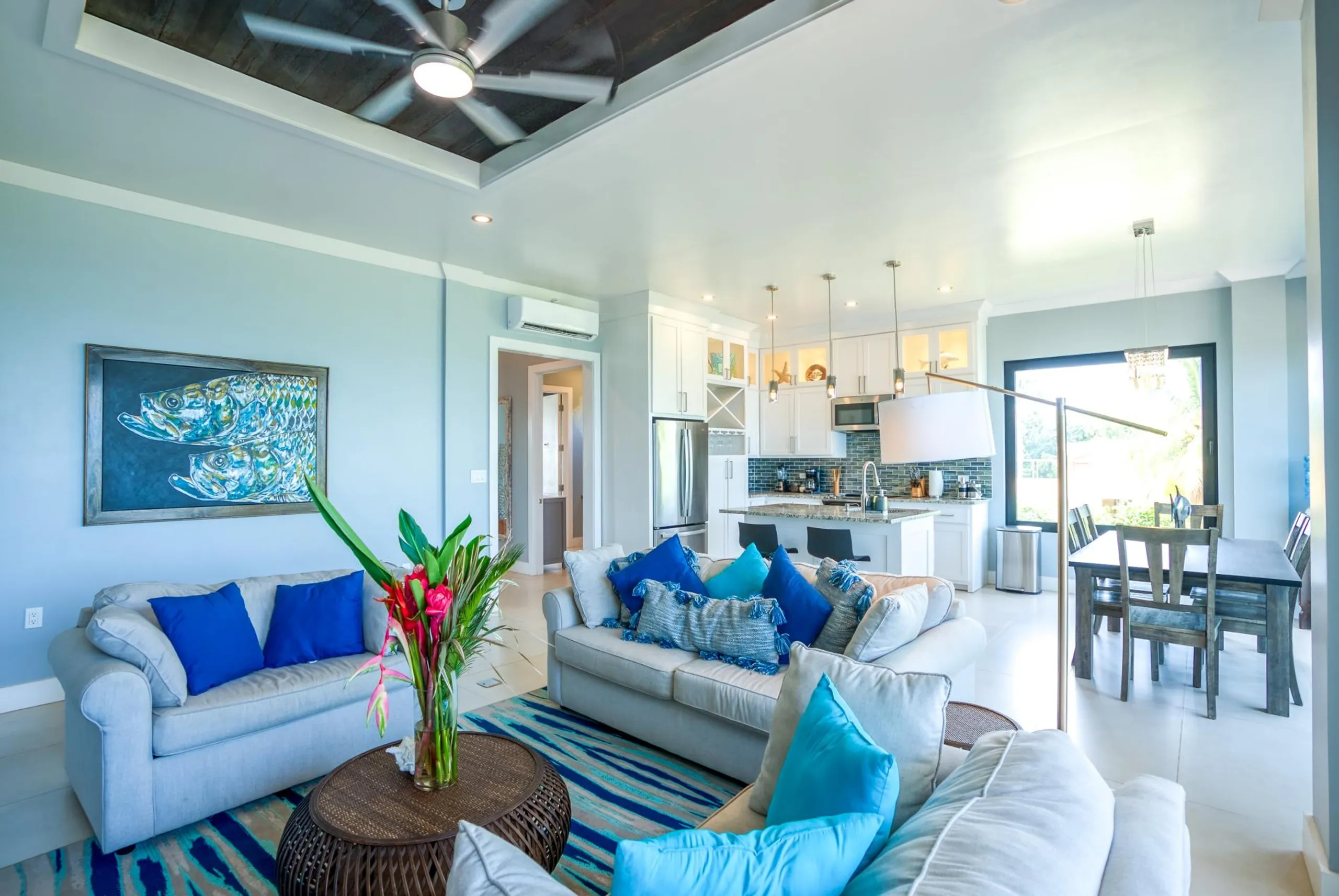 Noble Beachfront Condo Complex with Stunning Views — photograph 8