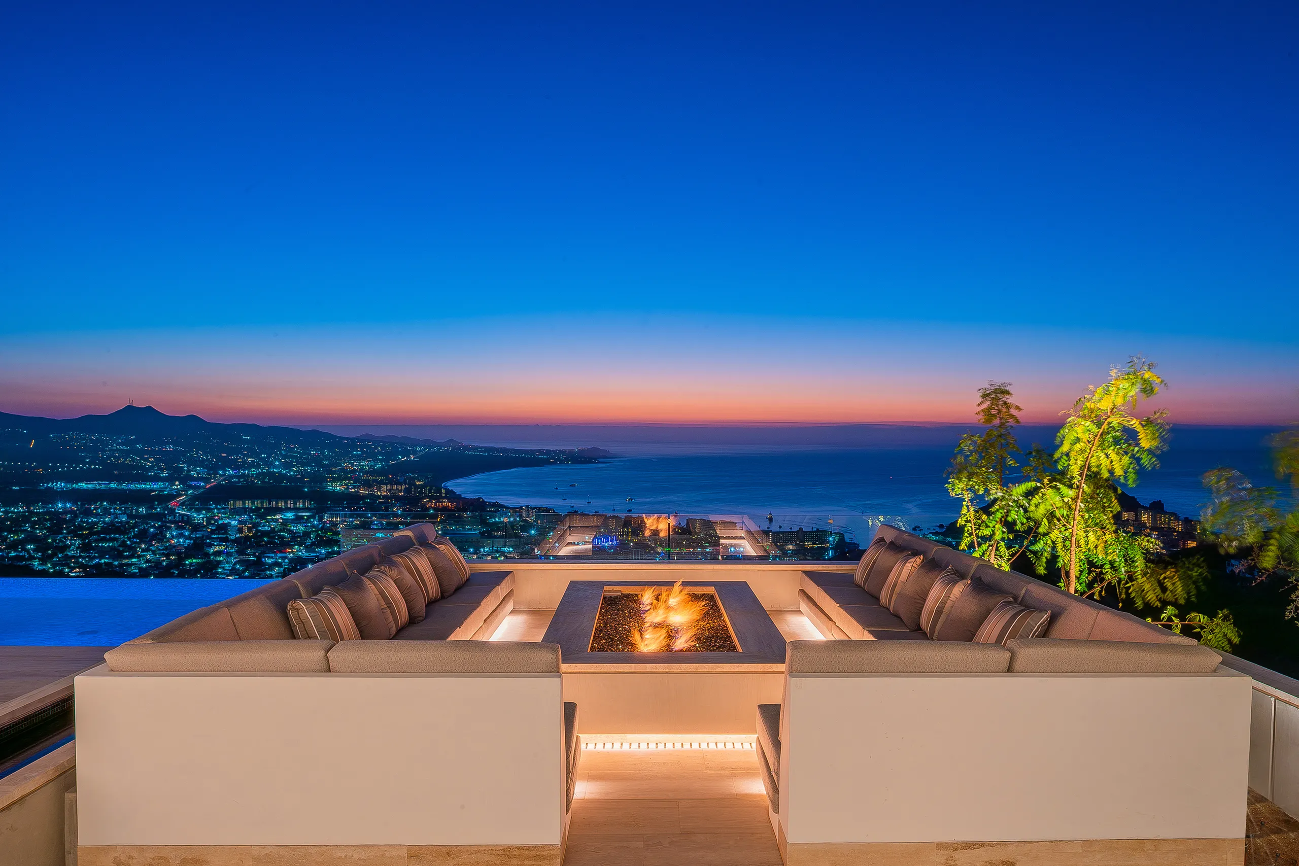 Modern Architectural Estate with Infinity Pool and Spectacular Ocean Views — photograph 5