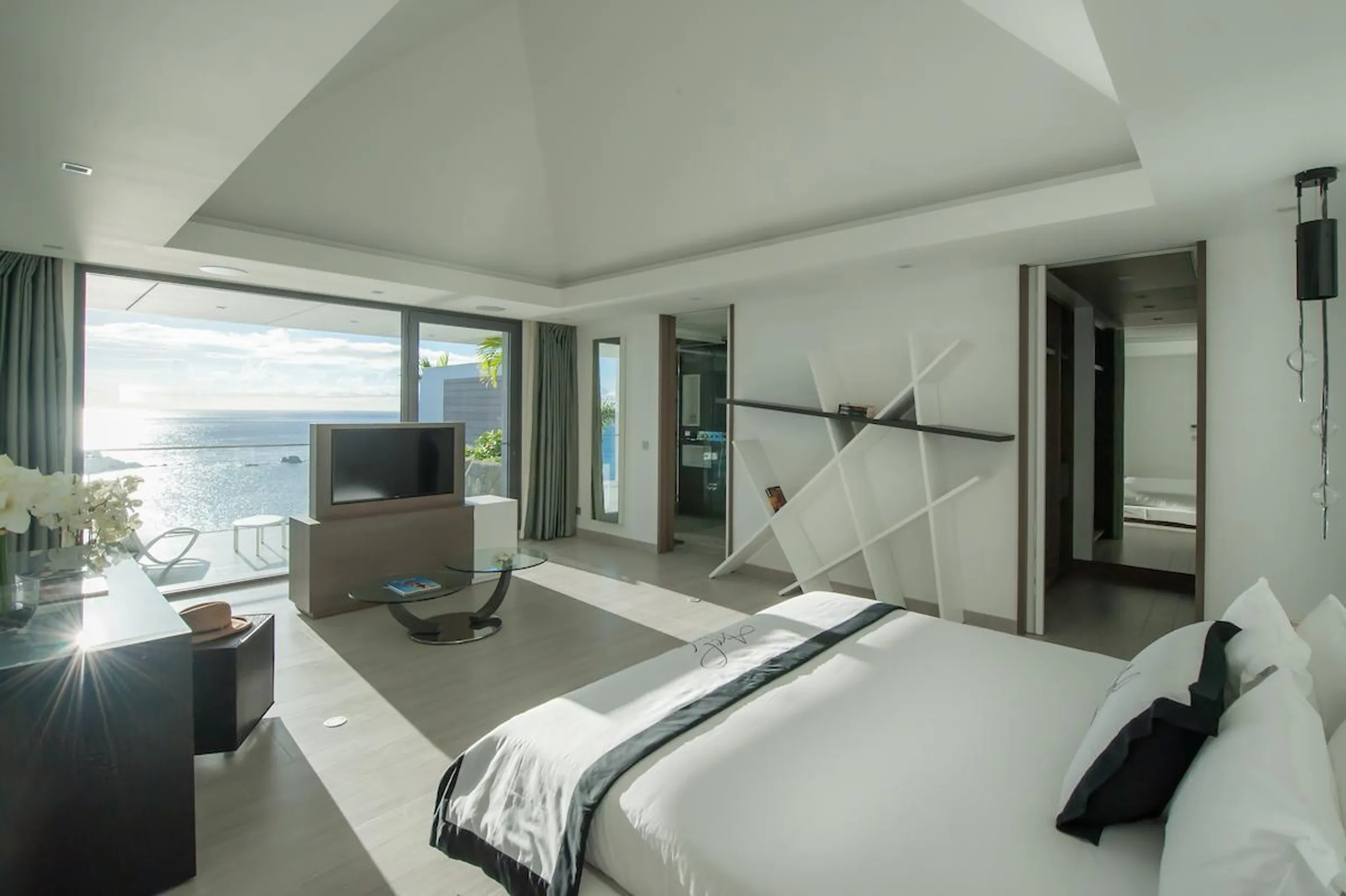 Sweeping Sleek and Stunning Oceanview Villa with Infinity Pool and Golfers Dream Fitness Equipment — photograph 12