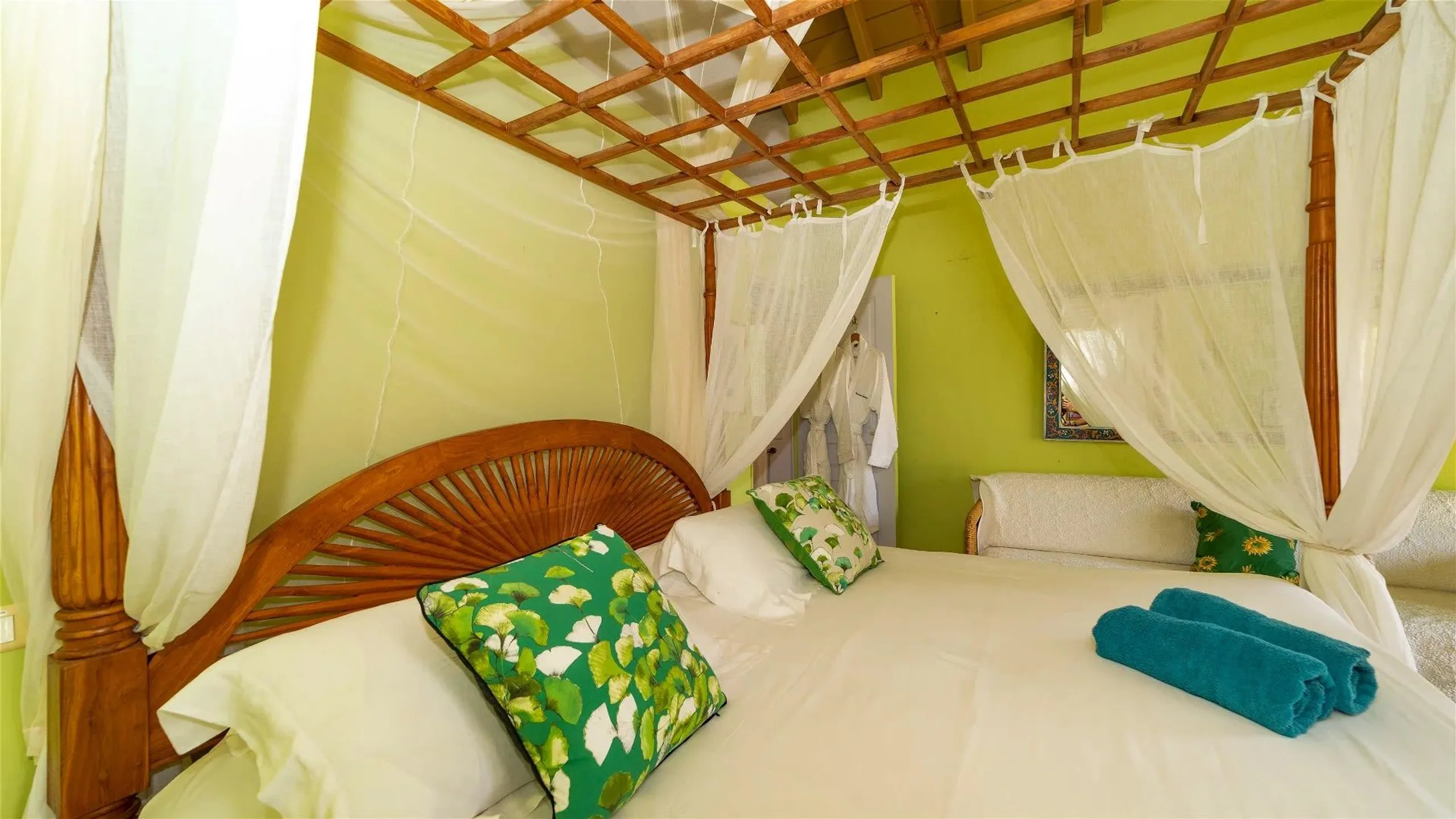 Traditional Tropical Villa with Invigorating Pool — photograph 12