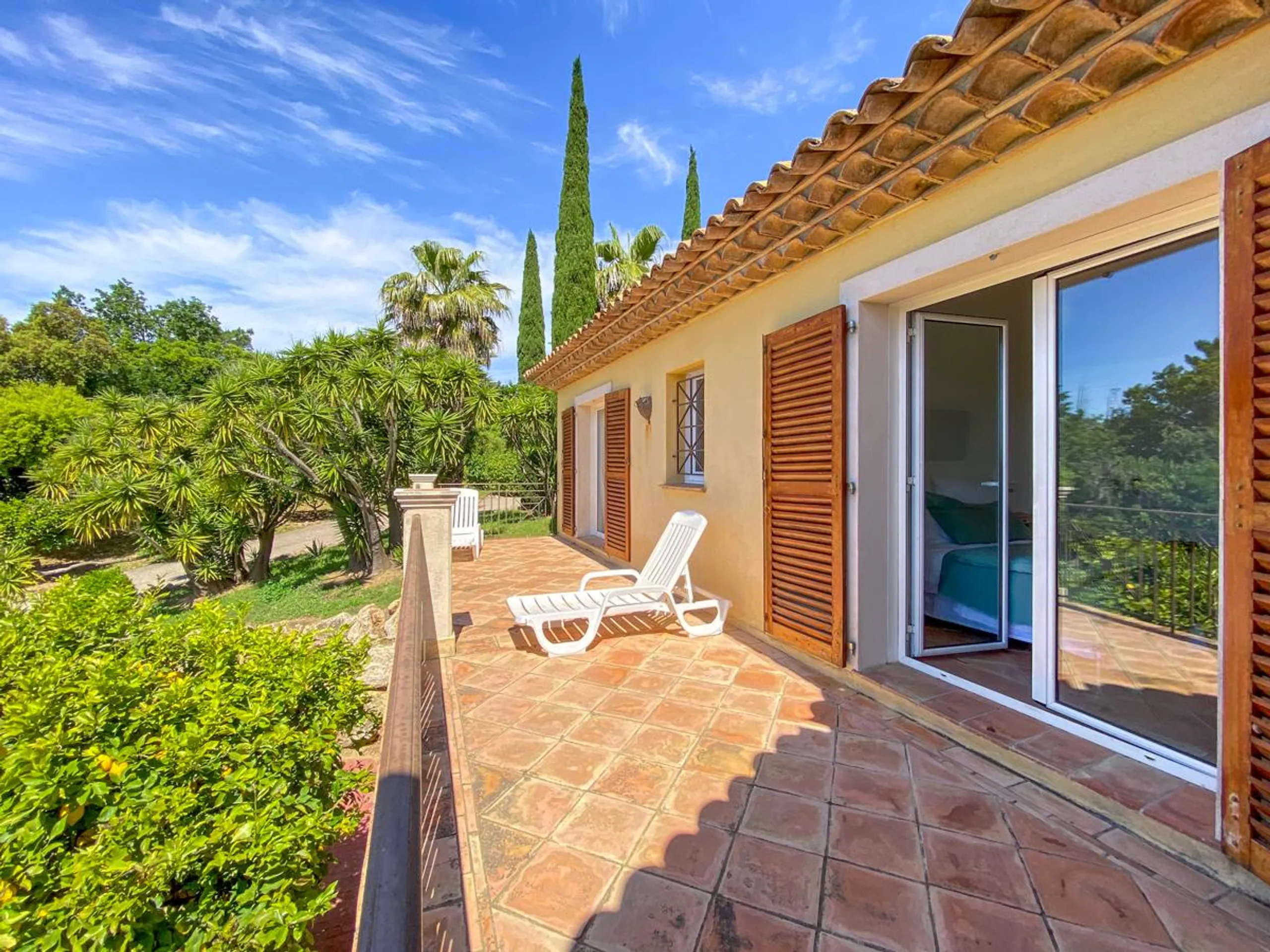 Stunning Hillside Villa with Heated Swimming Pool and Gulf Views — photograph 4