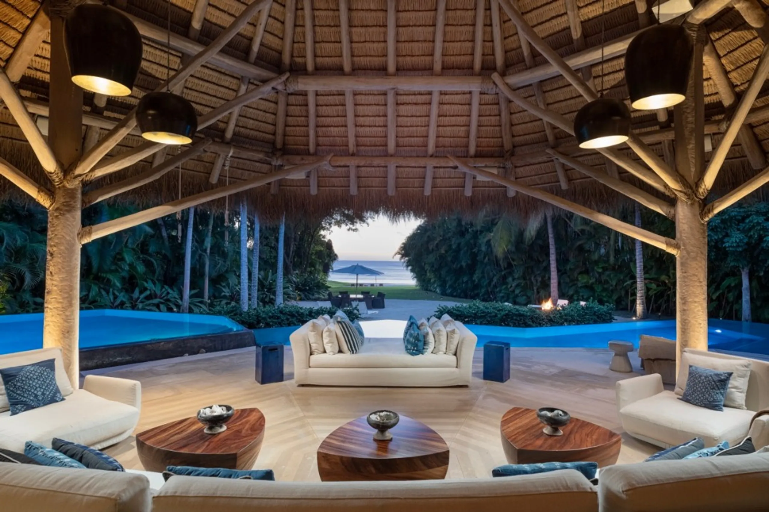 Beachfront Ranchos Estates Villa with 3-Tier Infinity Pool and Direct Beach Access — photograph 4