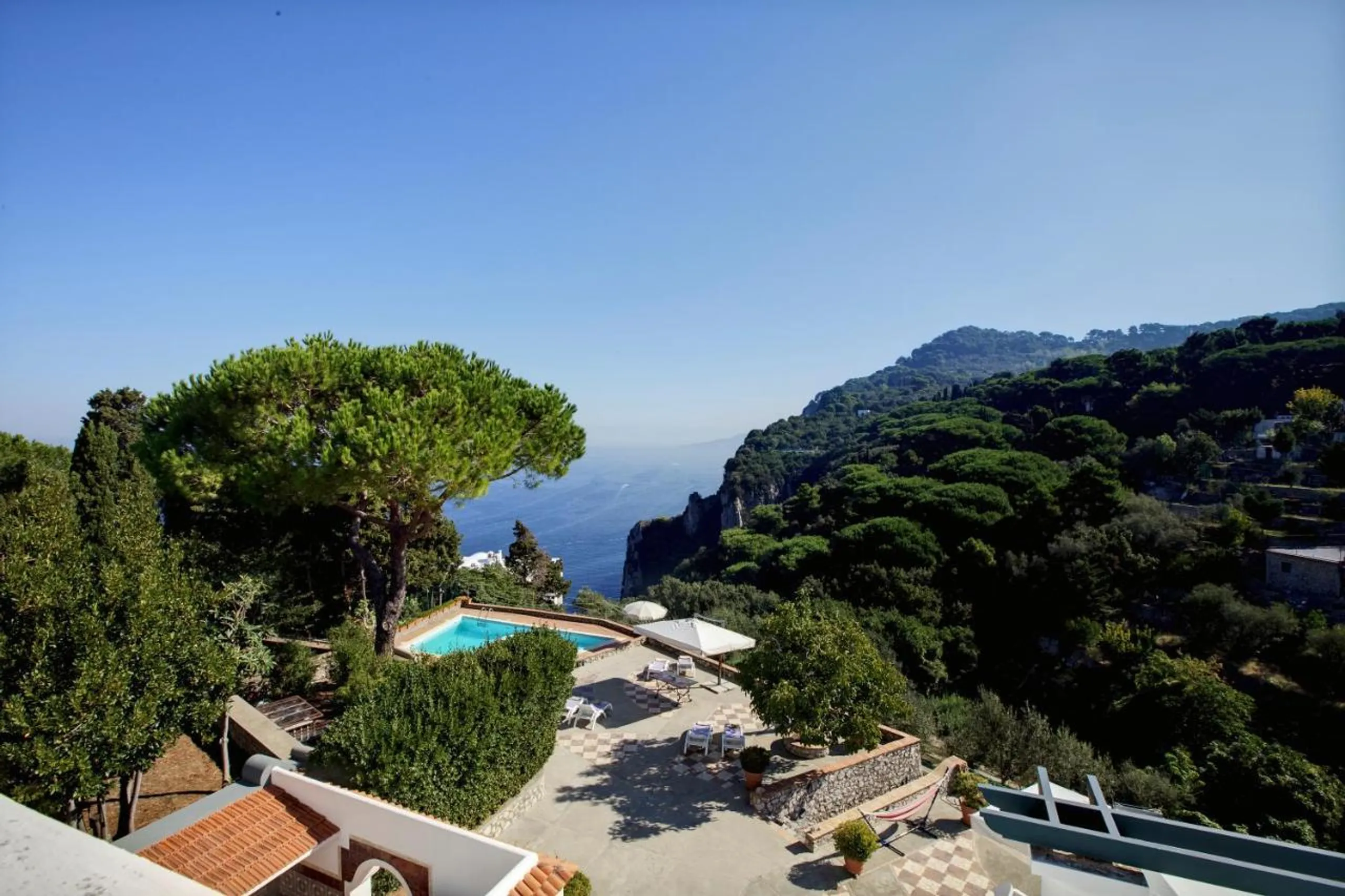 Majestic Contemporary Villa with Pool, Sauna and Sea Views — photograph 11