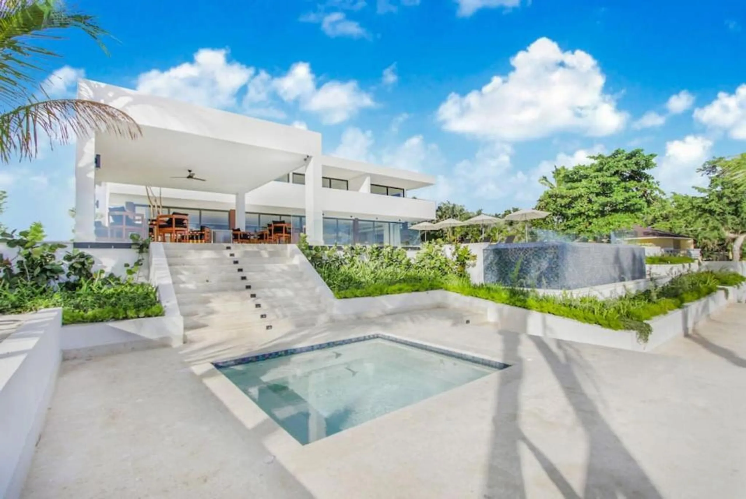 Breathtaking Beachfront Two-Story Villa with Infinity Pool in Casa de Campo — photograph 5