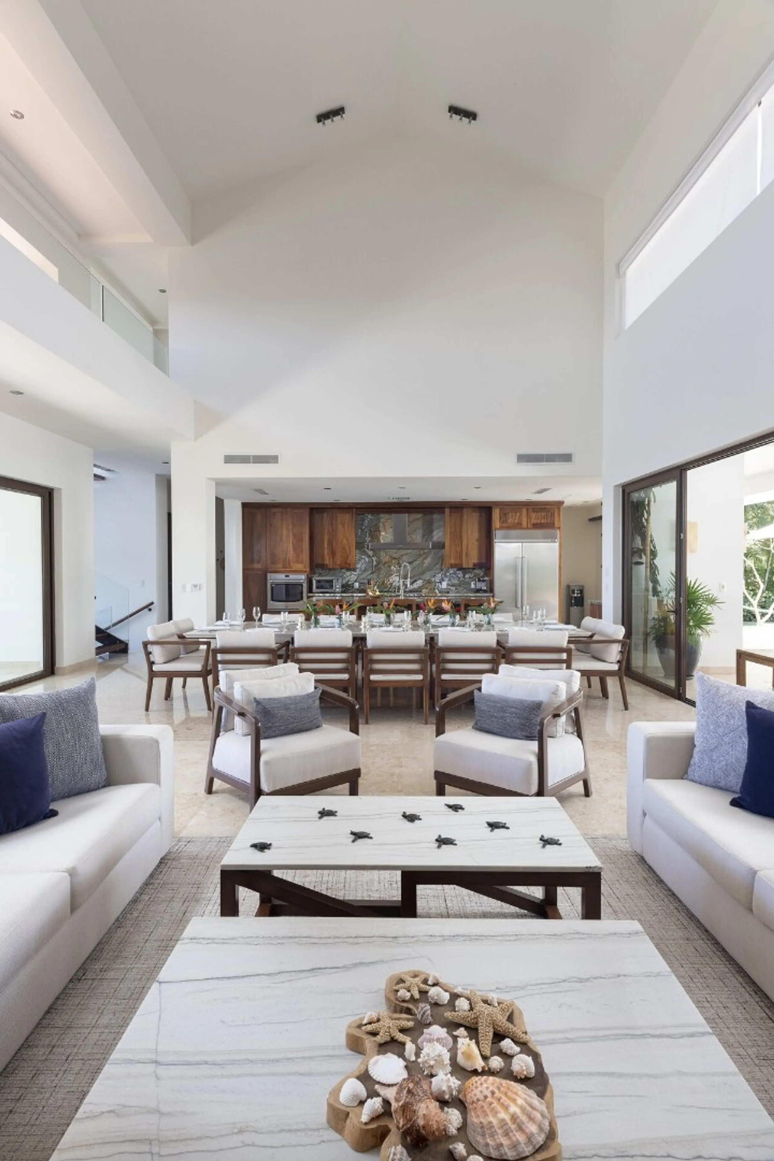Architectural Lagos del Mar Villa with Private Pool & Lush Gardens — photograph 10